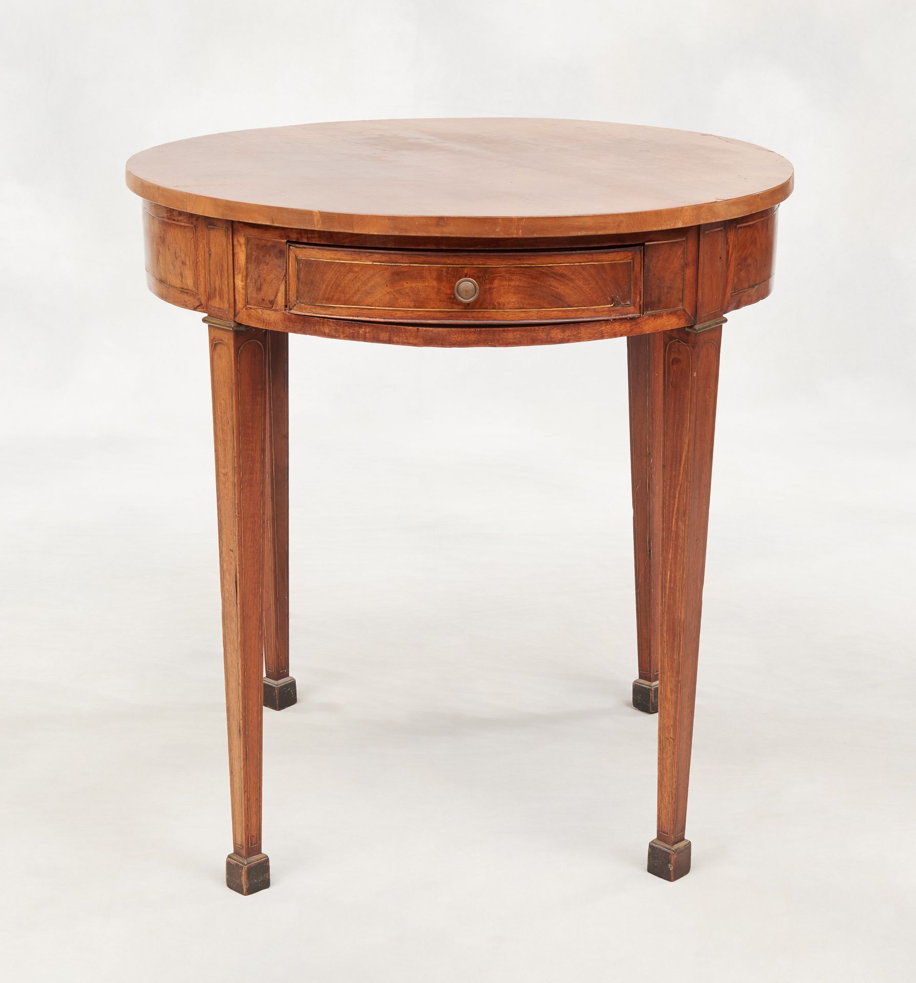 Travail français de style Louis XVI. 家具：圆形桃花心木贴面桌子，腰部有一个抽屉。

(有待恢复)。

尺寸：高：73直径7&hellip;