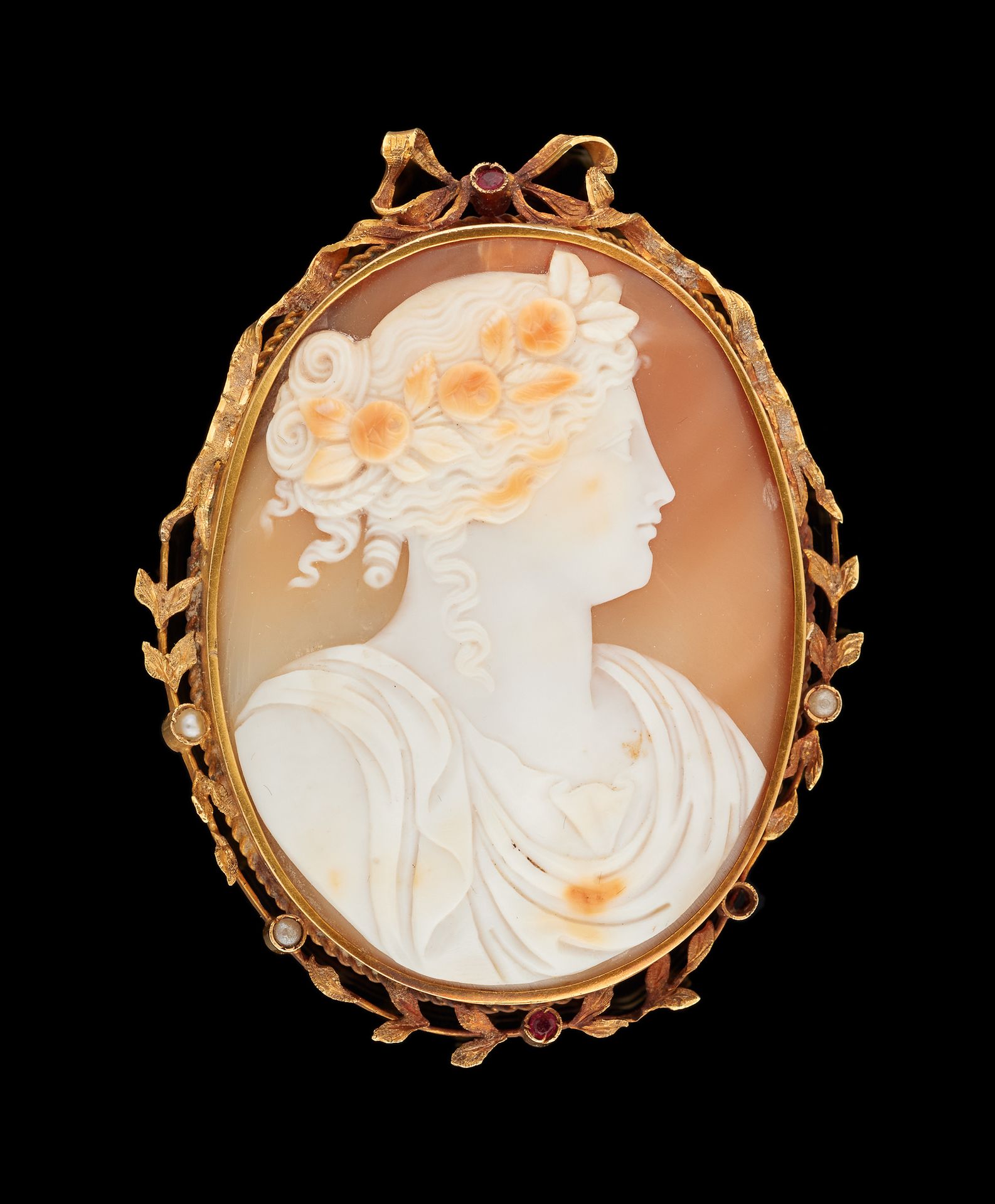 Joaillerie. 宝石：代表一位年轻女性的浮雕。

(一颗小珍珠不见了）。

尺寸：6,5 x 5厘米。