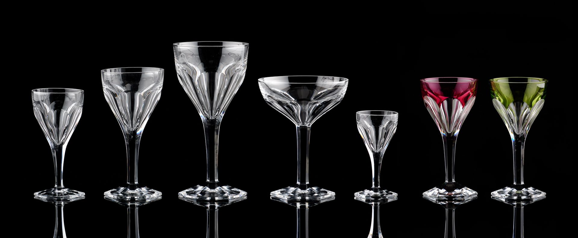 VAL SAINT LAMBERT. Verrerie: Service de verres en cristal clair taillé, modèle "&hellip;