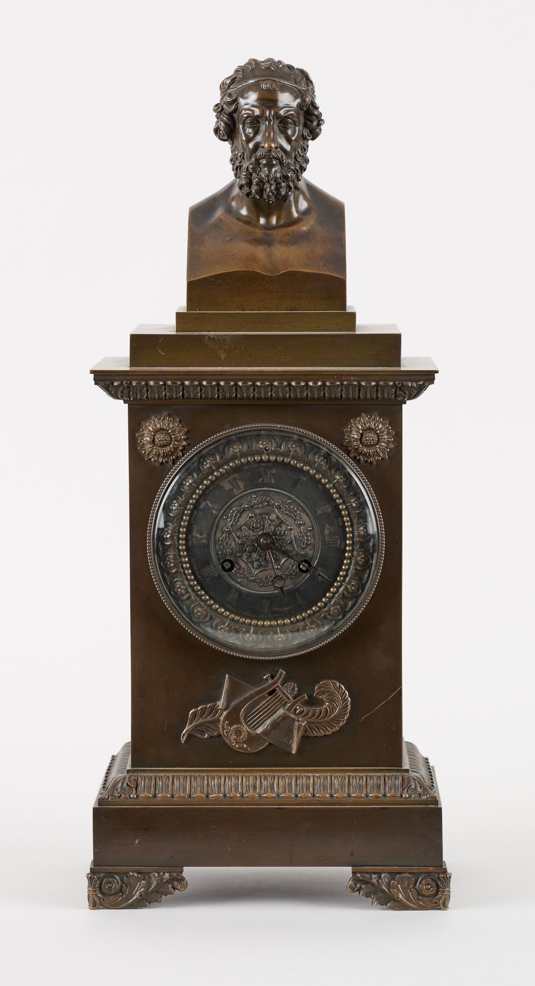 Travail français 19e. 发条：铜制桌钟，底座上有 "伊利亚特奥德赛 "字样，顶部是希波克拉底的半身像。

(铃铛不见了)。

尺寸：高：50&hellip;