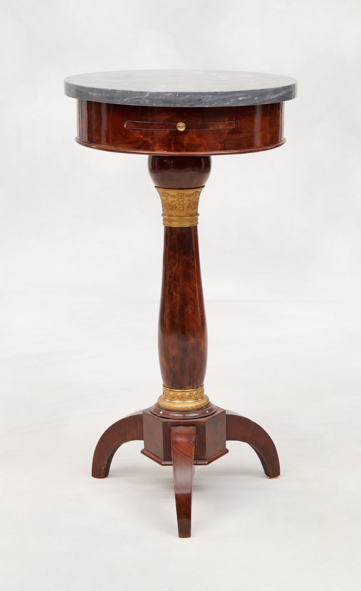 Travail du 19e. 家具：小型桃花心木贴面基座桌，中心轴靠在三条腿上，上面有一个绿松石的大理石架子。

尺寸：高：77直径41厘米。
