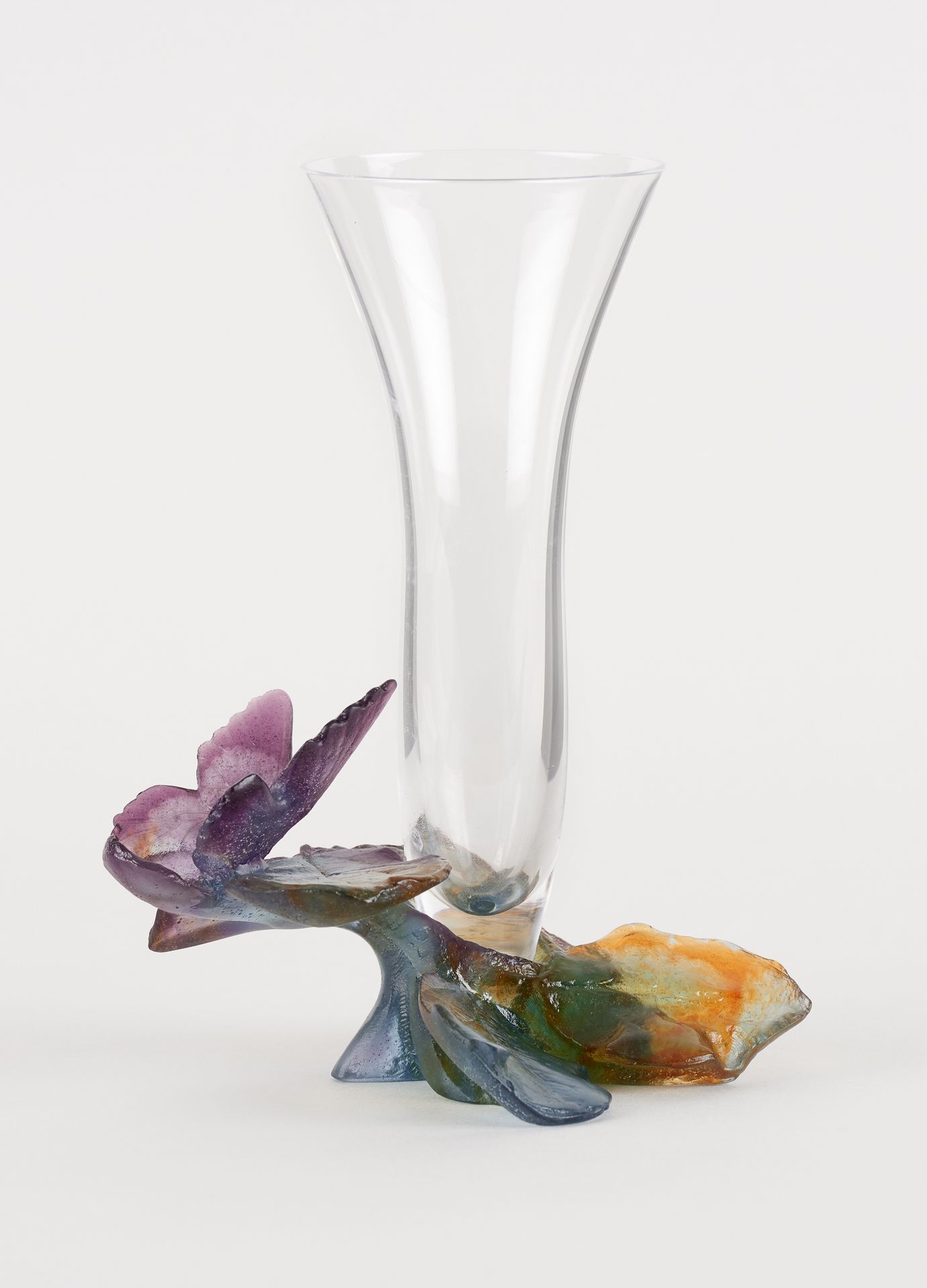 Daum Nancy (École française). 玻璃器皿：带有蝴蝶的水晶和玻璃糊状的soliflore。

签名：道姆-南希。

尺寸：高：21厘米&hellip;