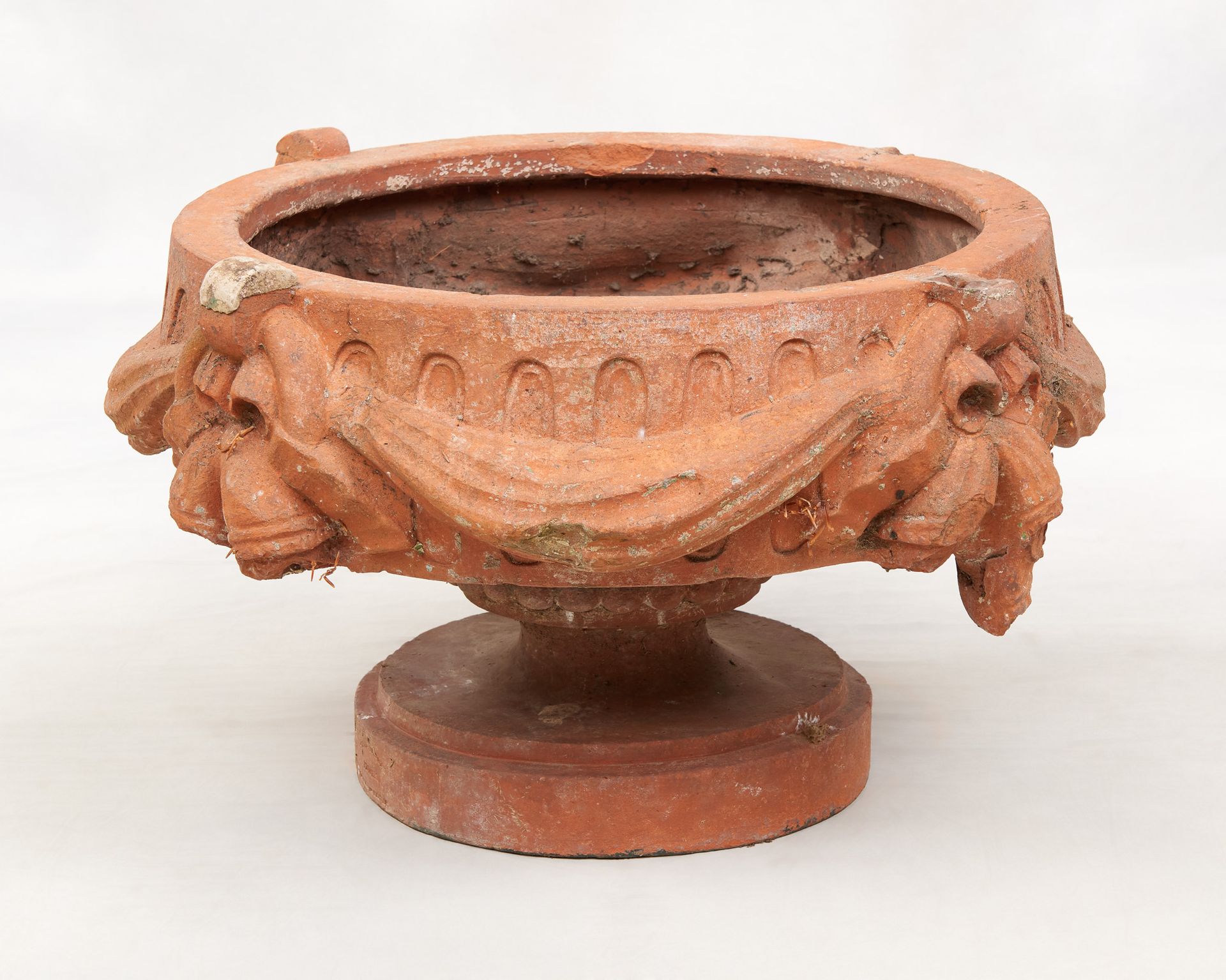 Travail français 19e. 陶器雕塑：路易十六风格的带花环的花盆。

(修复)。

尺寸：高：43直径68厘米。