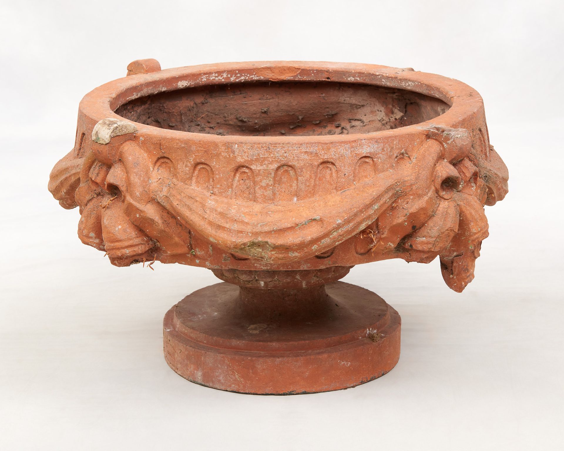 Travail français 19e. Terracotta sculpture: Planter with garlands in the Louis X&hellip;