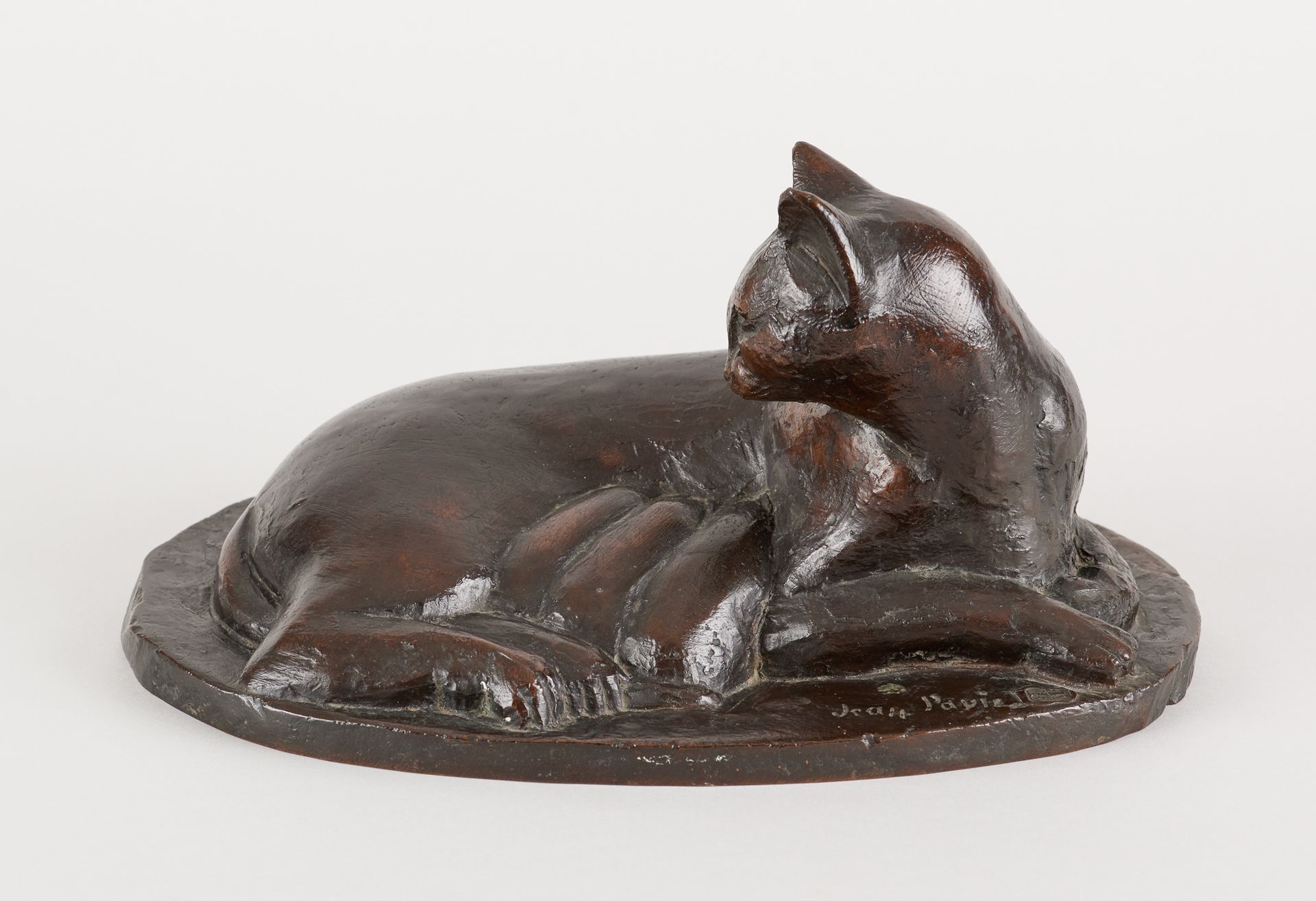 Jean PAVIE École française (1876-1928) Bronzeskulptur mit brauner Patina: Katze &hellip;
