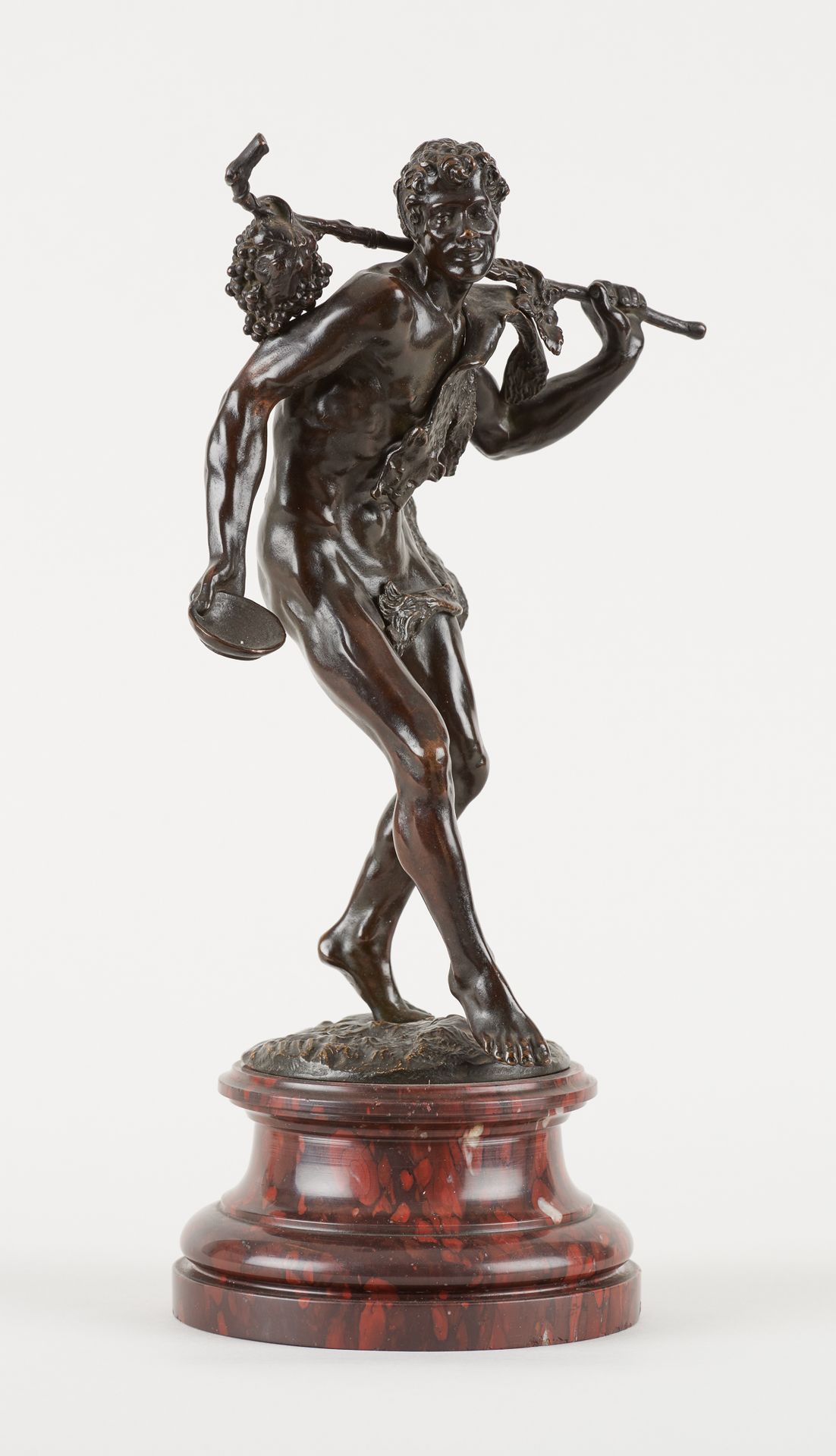 Travail du 19e. 一件深色铜质雕塑：年轻的巴克斯在行走。

(在一个格里特大理石底座上)。

尺寸：高：不含底座26.5厘米。