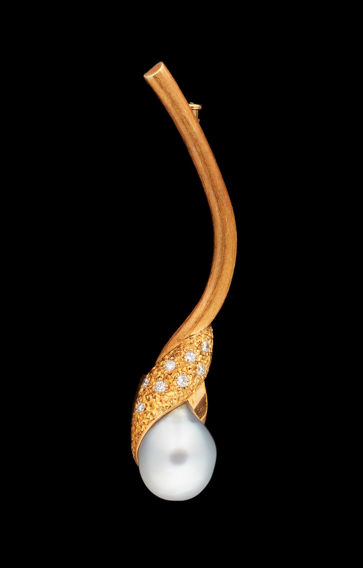 Joaillerie. 珠宝：黄金胸针，配以巴洛克珍珠和明亮式切割钻石。

尺寸：长：6厘米。