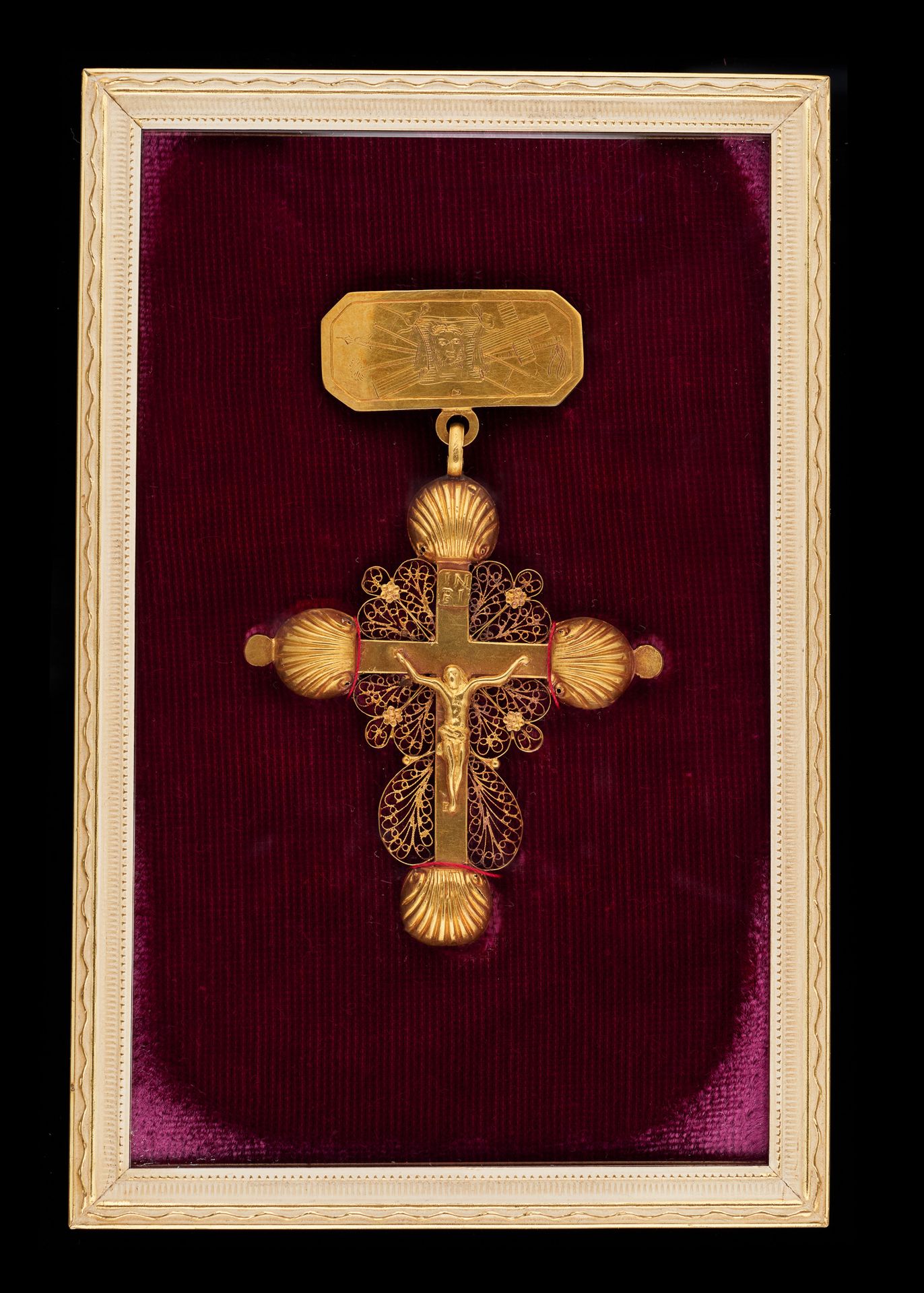 Travail français 19e 艺术品：带有 "赦免 "十字架的黄金小框架。
