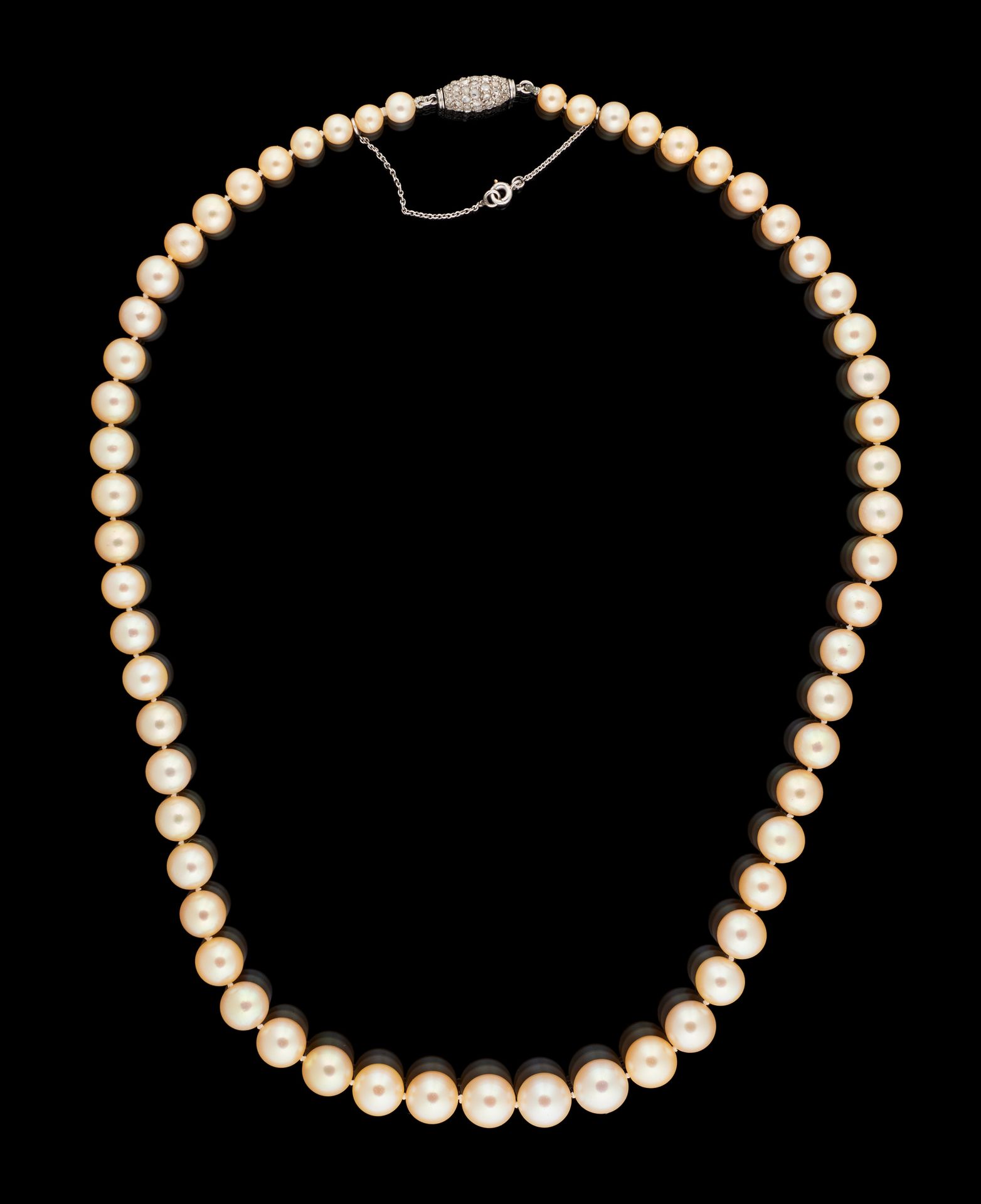 Joaillerie. 珠宝：珍珠项链（5/8.5毫米），由铂金搭扣固定，上面装饰有玫瑰切割钻石。

原装在Stork Fils公司的盒子里。

尺寸：直径+/&hellip;