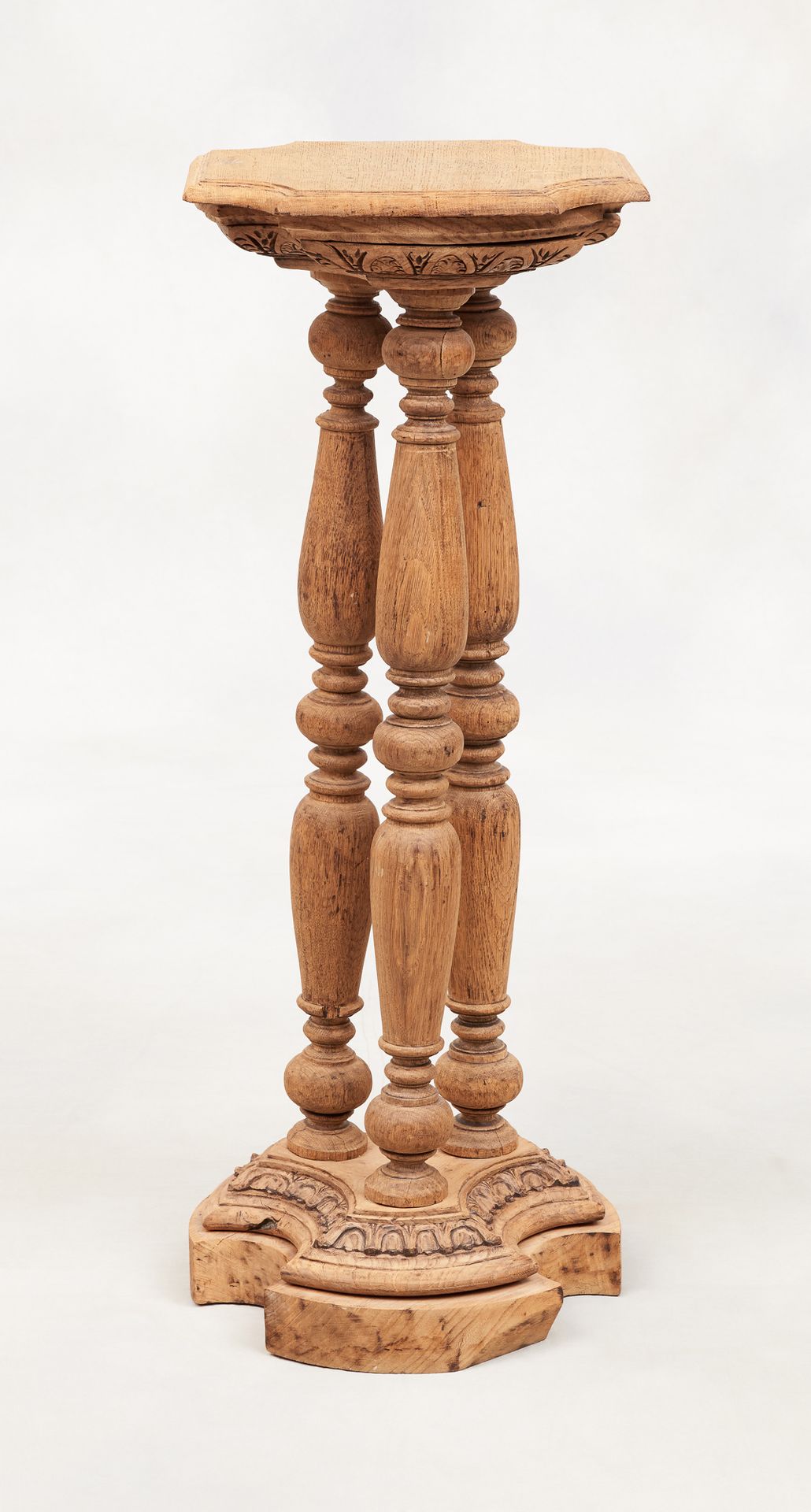 Travail belge 19e. Furniture: Pair of oak saddles formed by three columns suppor&hellip;