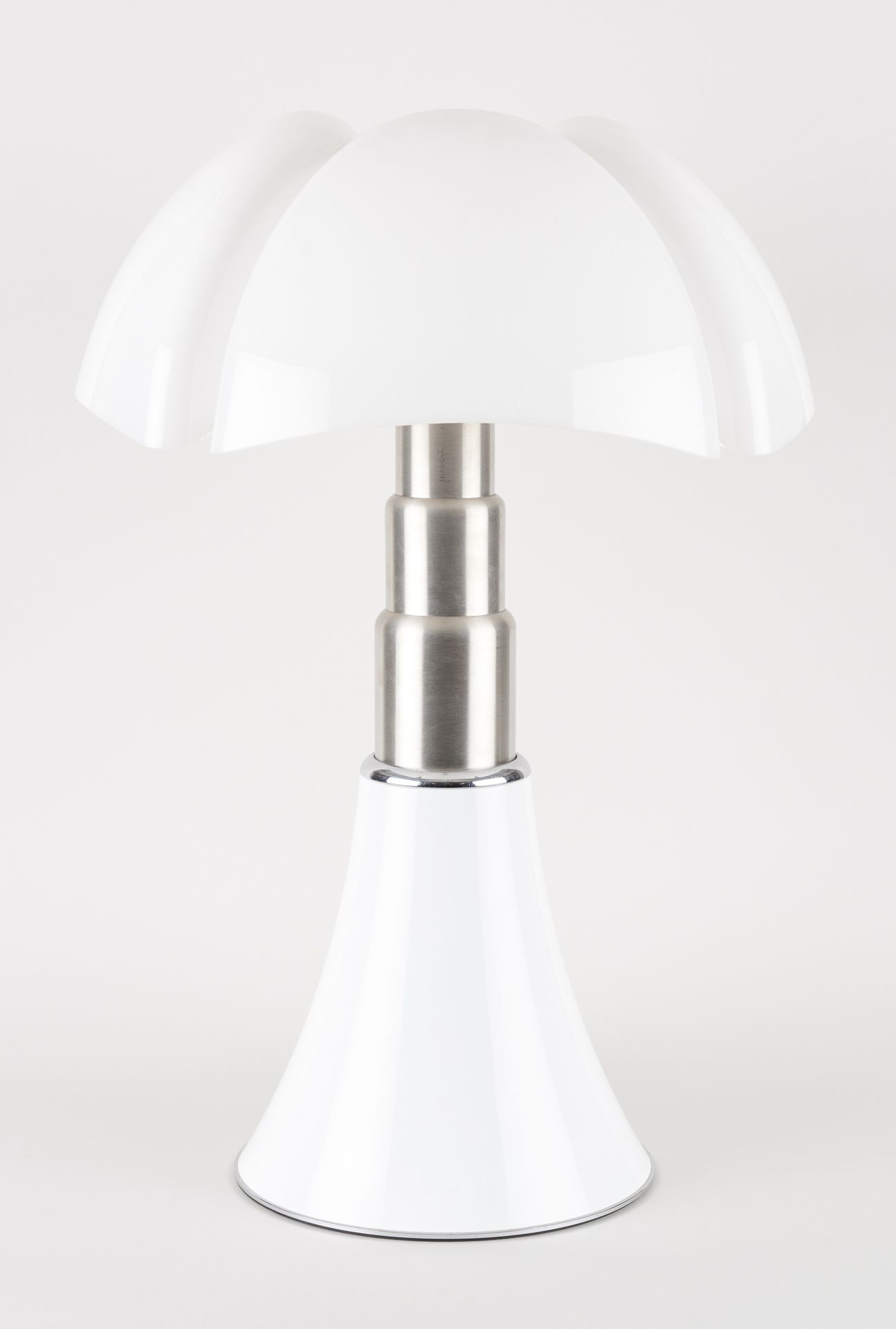 Design italien. Luminaire: Lampe de table à capeline de plexiglas blanc, modèle &hellip;