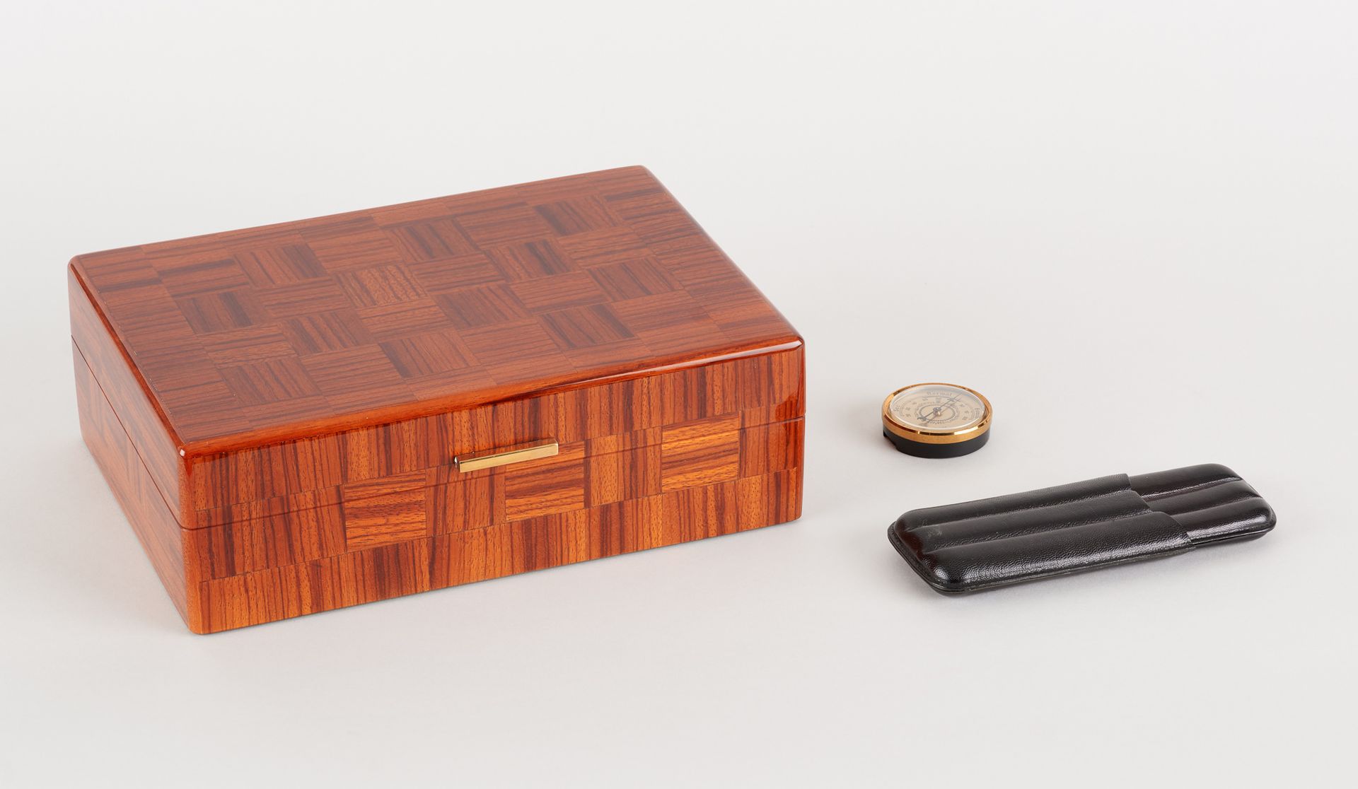 TRAVAIL FRANÇAIS. Objet d'Art: Cigar box of the house "A la civette" of Paris

w&hellip;