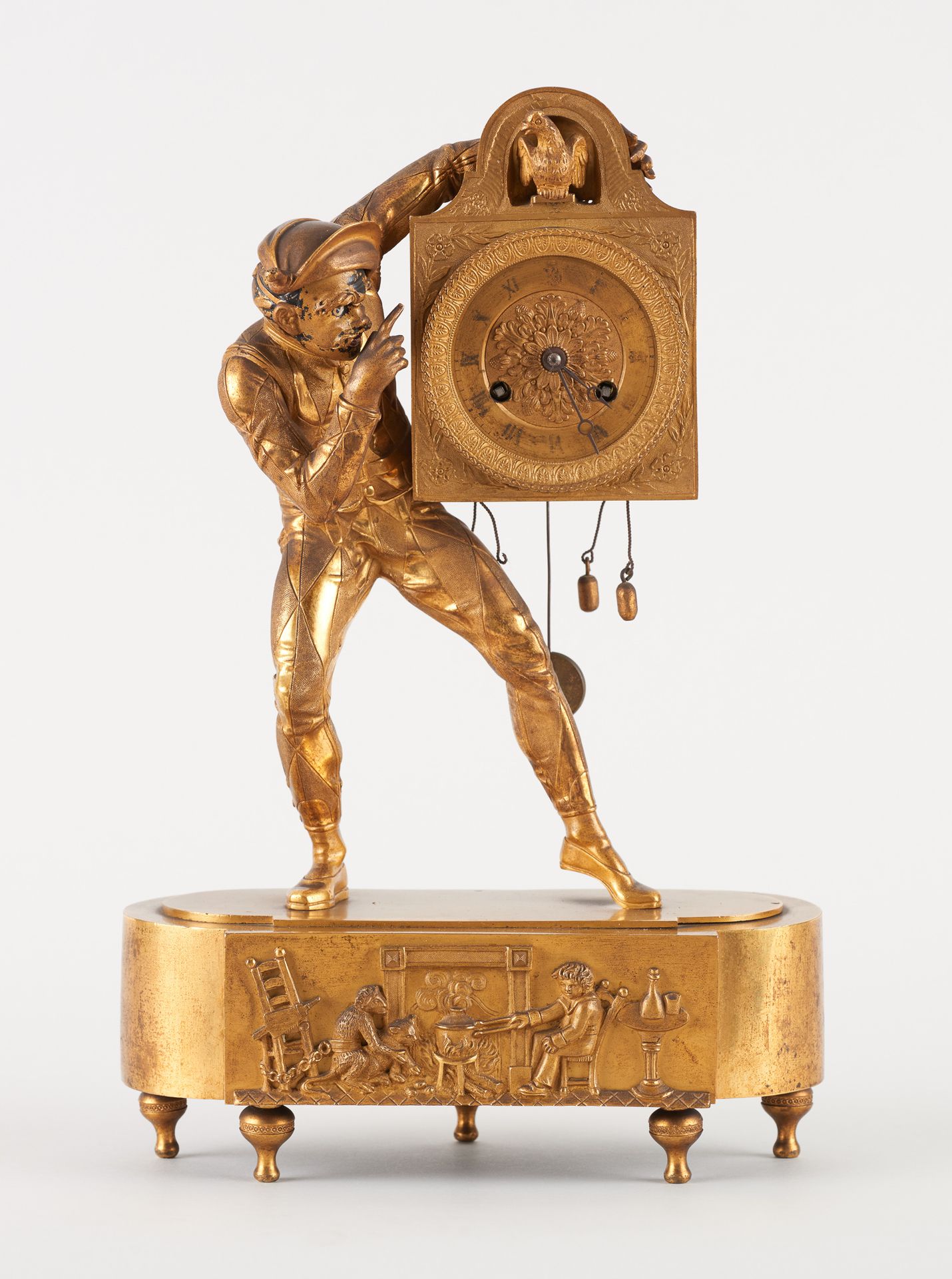 Travail français 19e. 发条：鎏金铜桌钟，有哈雷克图案，丝线悬挂机芯。

尺寸：高：36厘米。