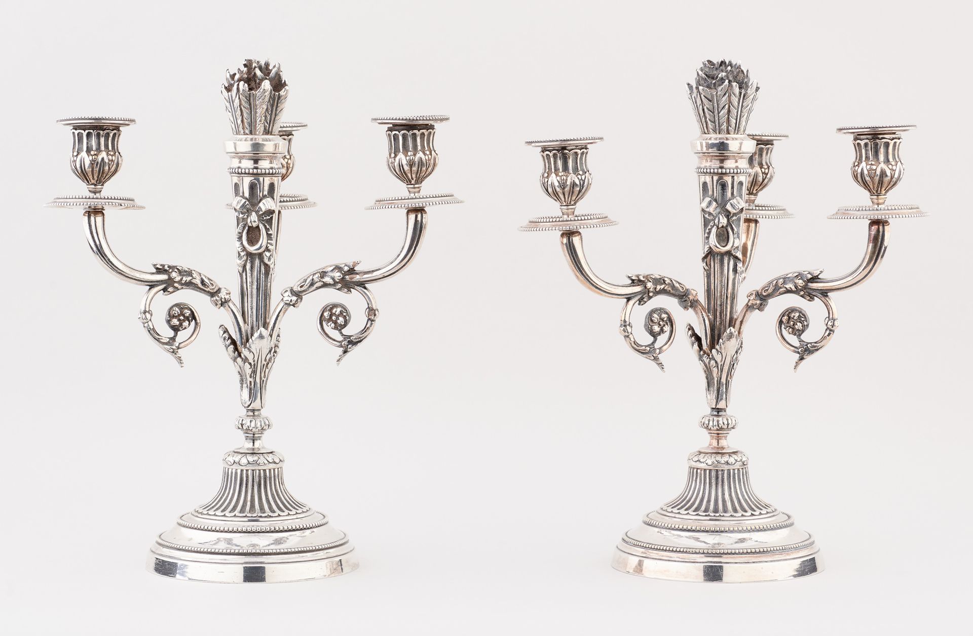 De style Louis XVI. Luminaire: Paire de candélabres en bronze argenté à trois br&hellip;