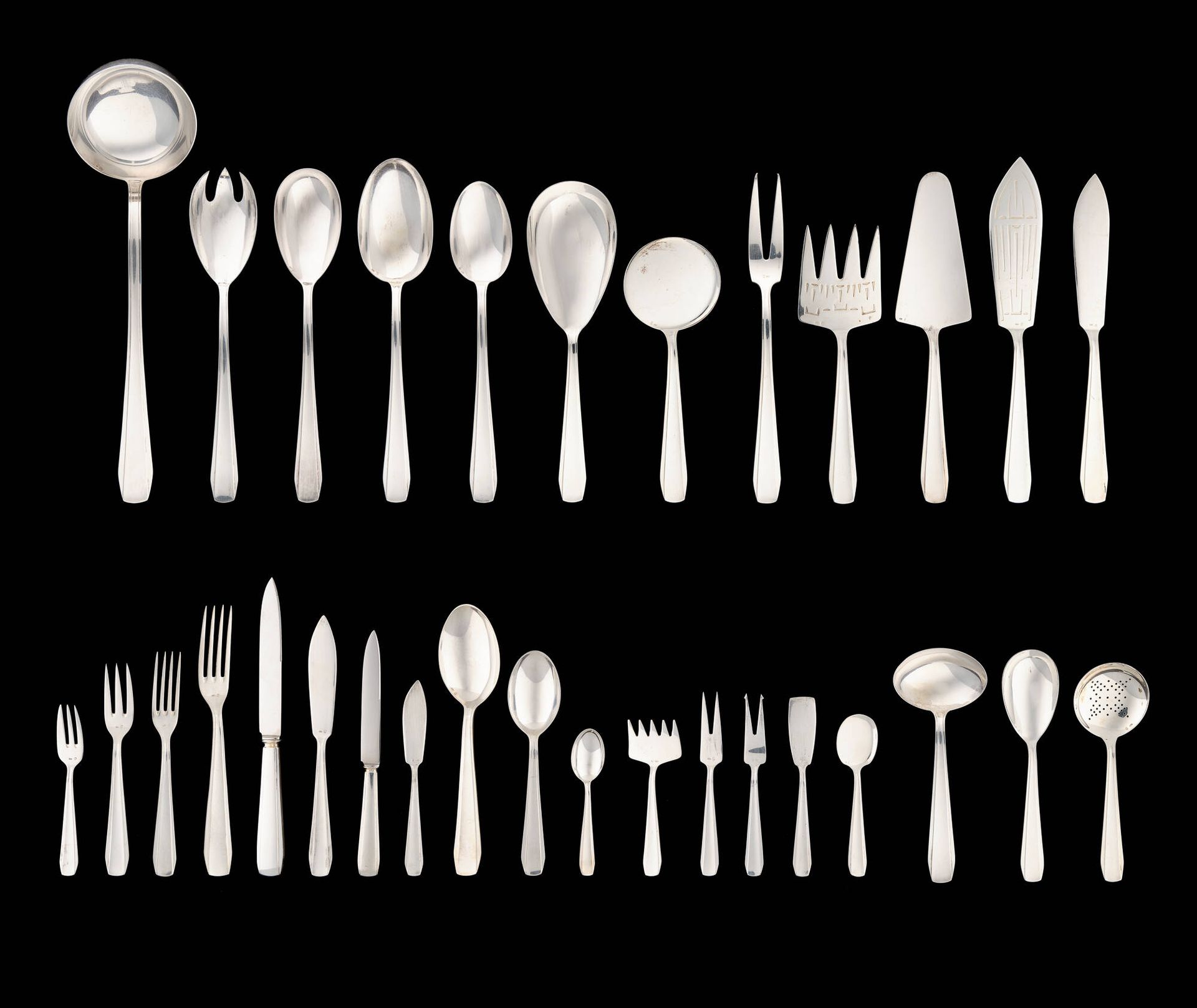 Wolfers, travail Art Déco. 银质餐具：银质家用套装包括18把大刀，18把大叉，12把汤匙，18把甜点刀，12把叉和12把甜点匙，24把&hellip;