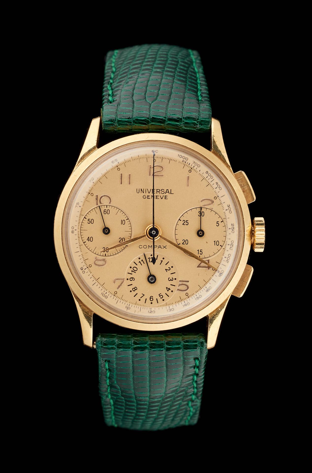 Universal. 手表：黄金男士腕表，精密计时器，上链机芯。
通用品牌，型号为 "Compax"。
尺寸：直径3.5厘米。