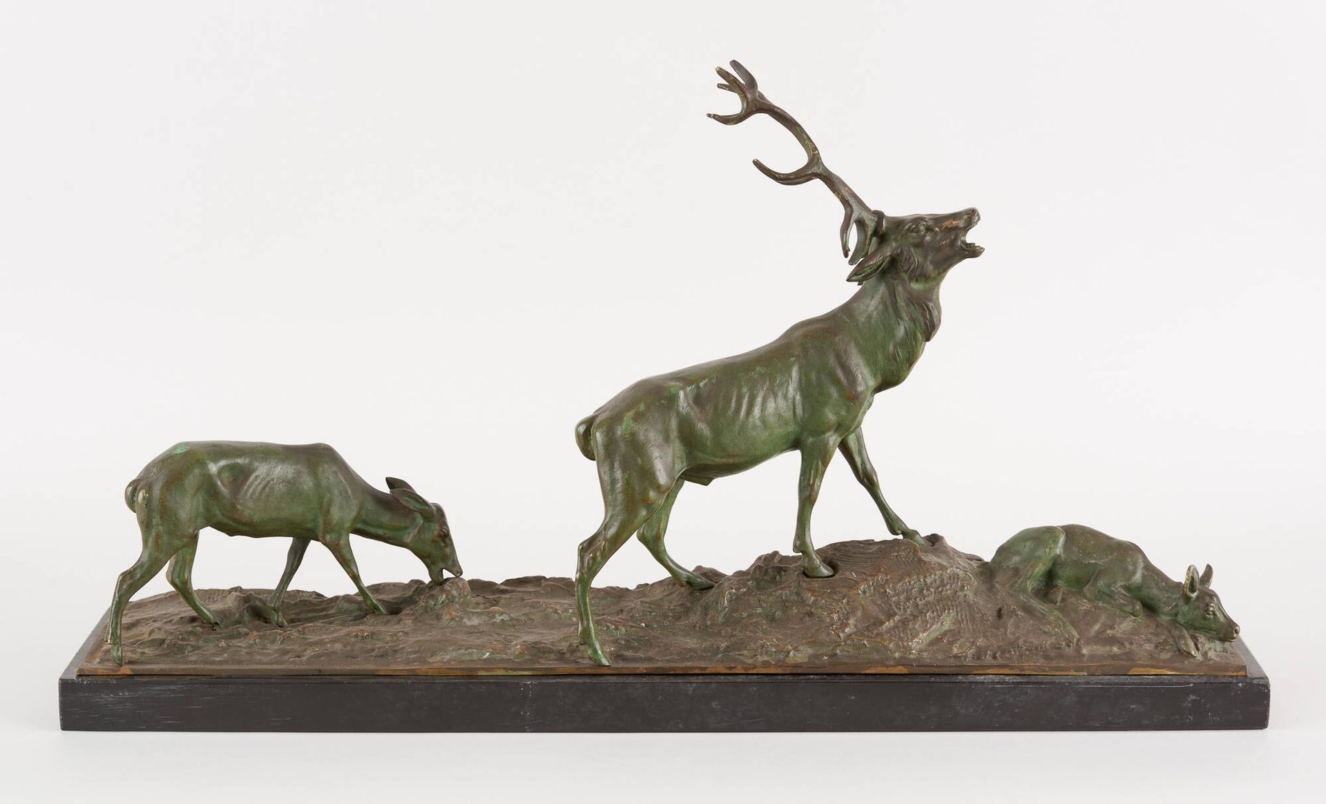 Travail début 20e. 带有绿色铜锈的青铜雕塑：雄鹿、母鹿和小鹿。
尺寸：高：40宽：77深：16厘米。