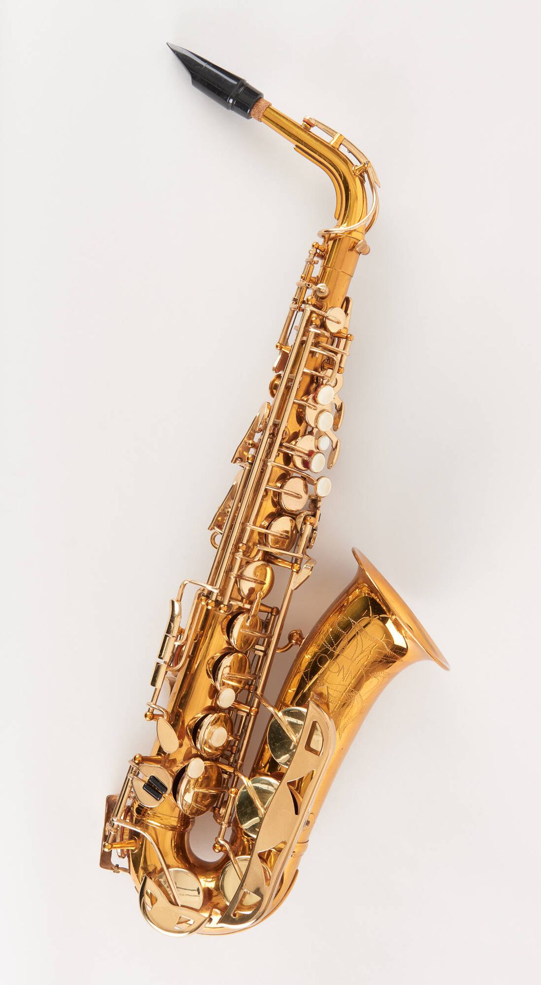 Conn. Instrumento musical: Saxofón tenor, modelo Selmer.
Marca Conn.
Numerado 20&hellip;