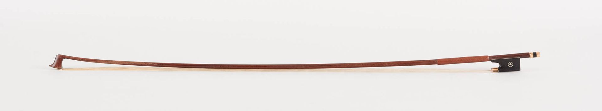 Louis Bazin. Musikinstrument: Bogen aus Fernambuk, montiert mit einem Goldknopf &hellip;