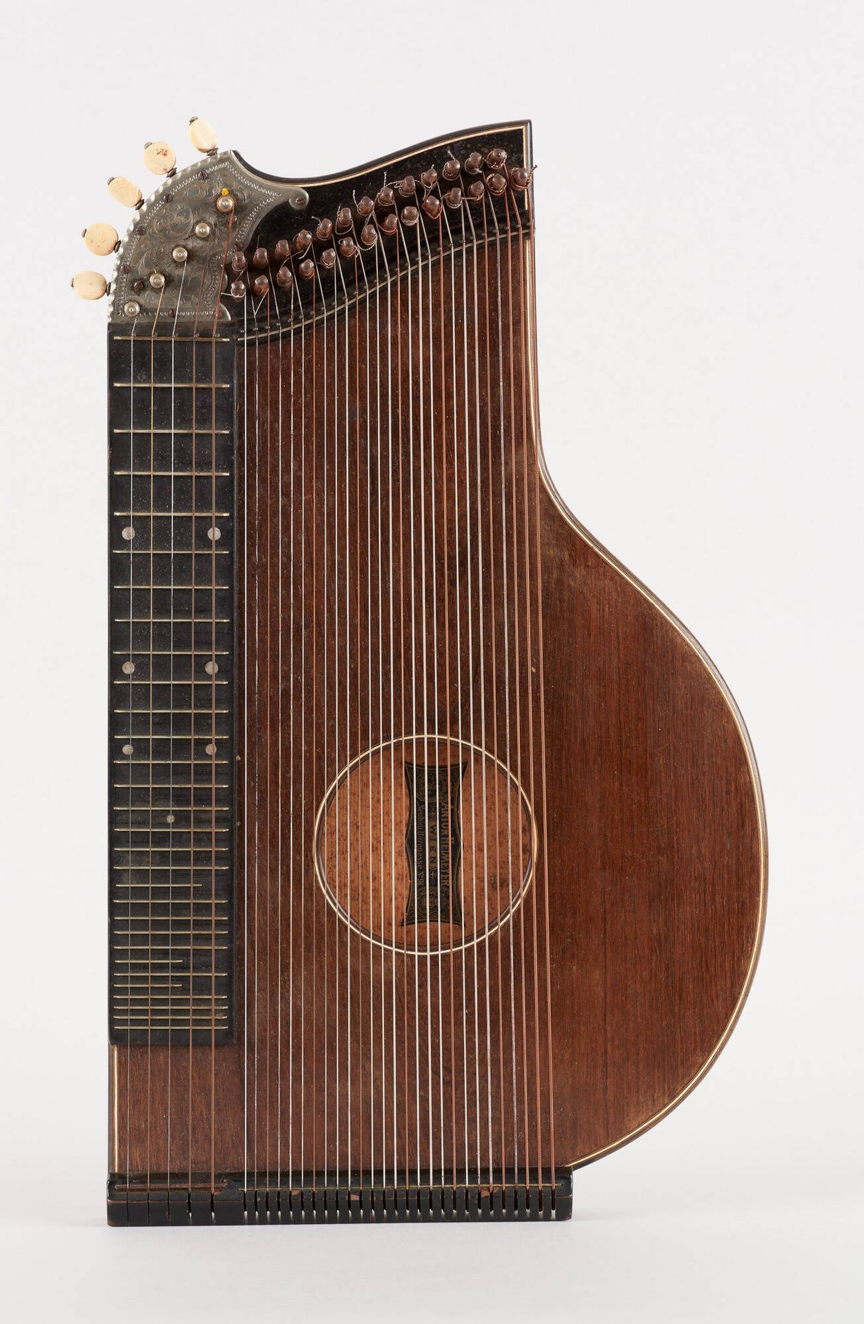 Heimeyer, École autrichienne. Musical instrument: Zither, in its original case.
&hellip;