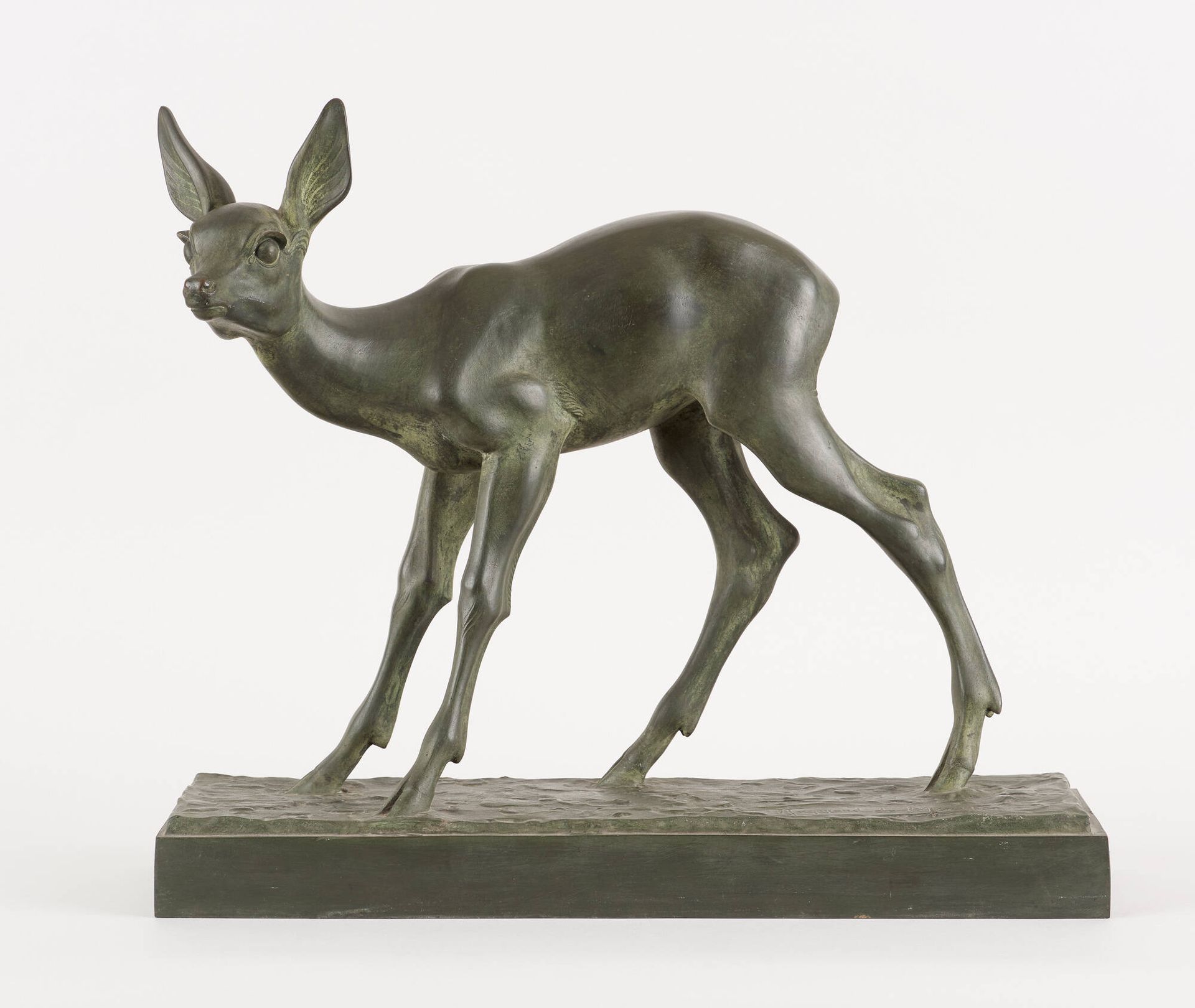 Raymond DE MEESTER DE BETZENBROEK École belge (1904-1995). 青铜雕塑，有绿色的铜锈：年轻的母鹿。
签名&hellip;