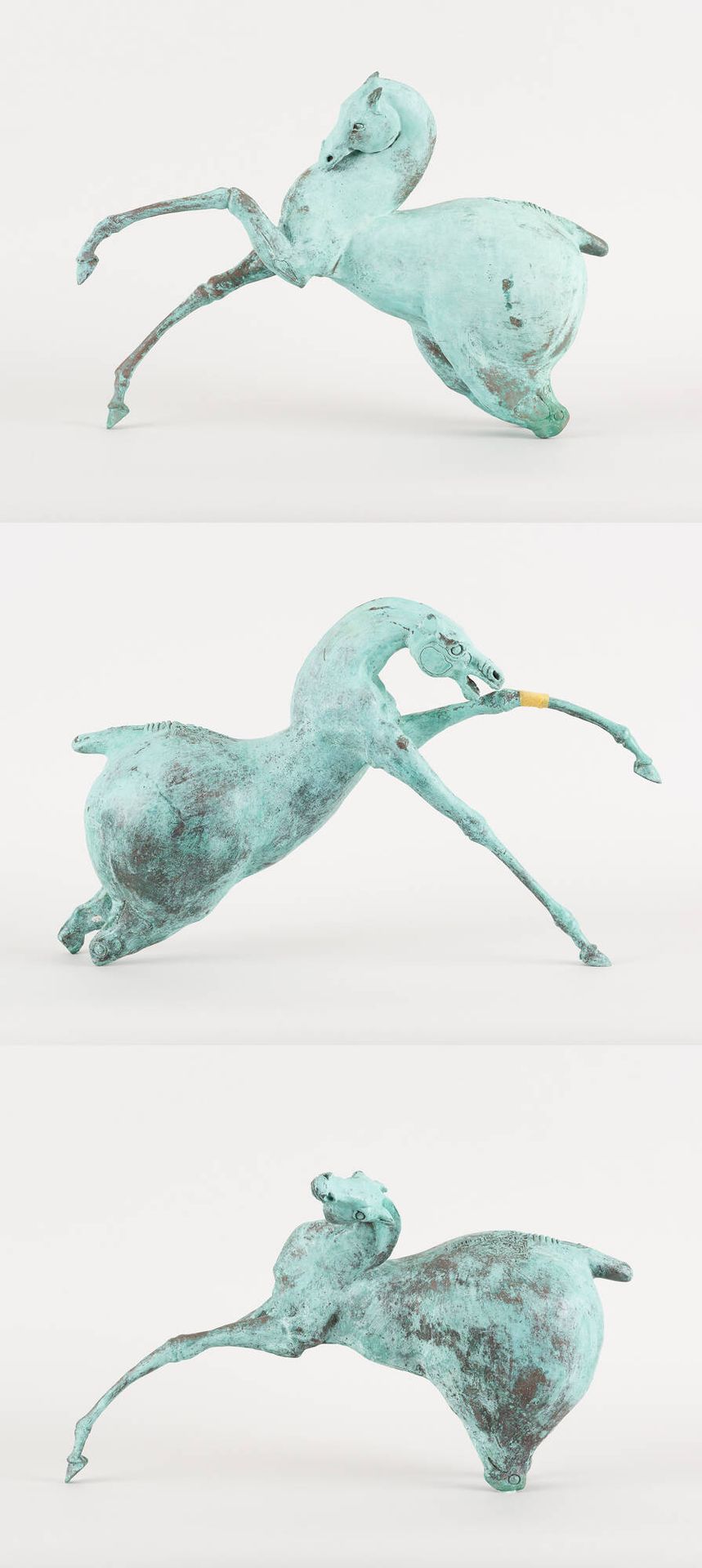 Daniel MONIC Ecole belge (1948-2015). 青铜雕塑，带有绿色铜锈（一套三件）。运动中的马匹仰天长啸。
签名：莫尼克。
(一条腿&hellip;