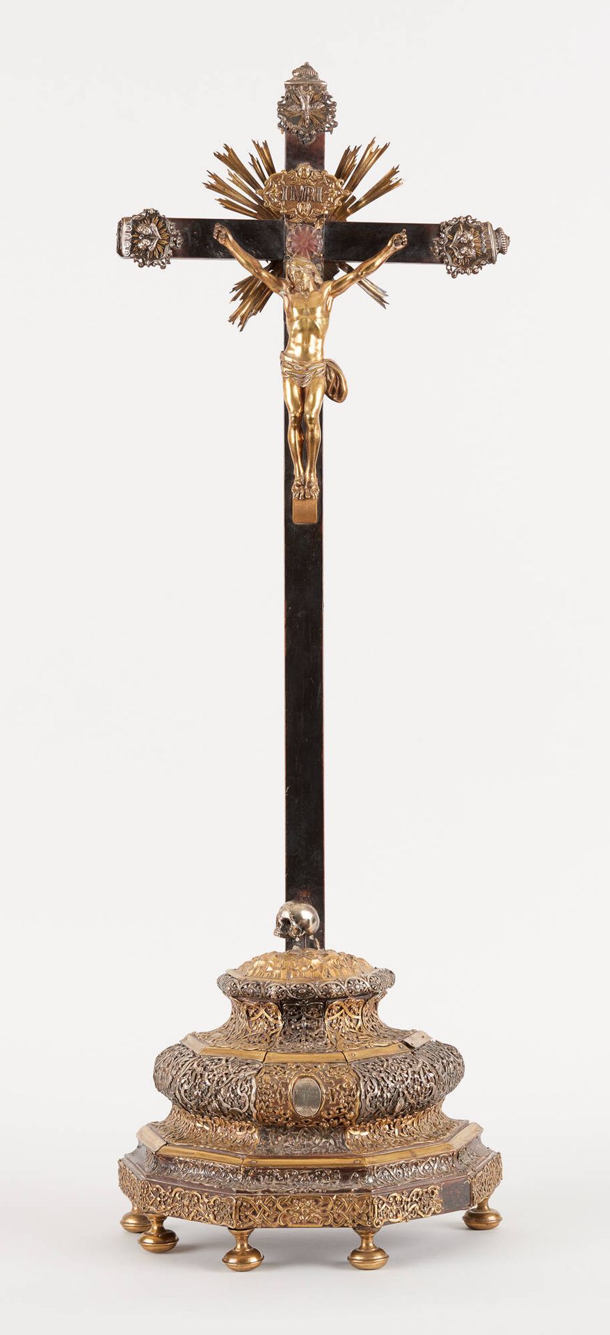 Circa 1800. Bronzeskulptur: Christus auf einem Holzkreuz mit getriebenen Silber-&hellip;