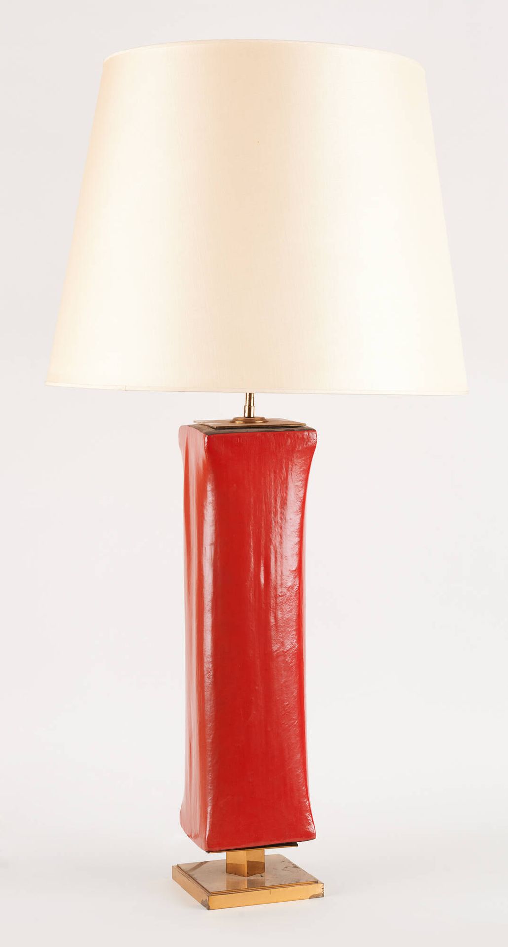 Travail des années '70. 照明：一套由两盏红色漆面拉伸材料的灯组成，置于金色底座上
尺寸：高：66厘米。