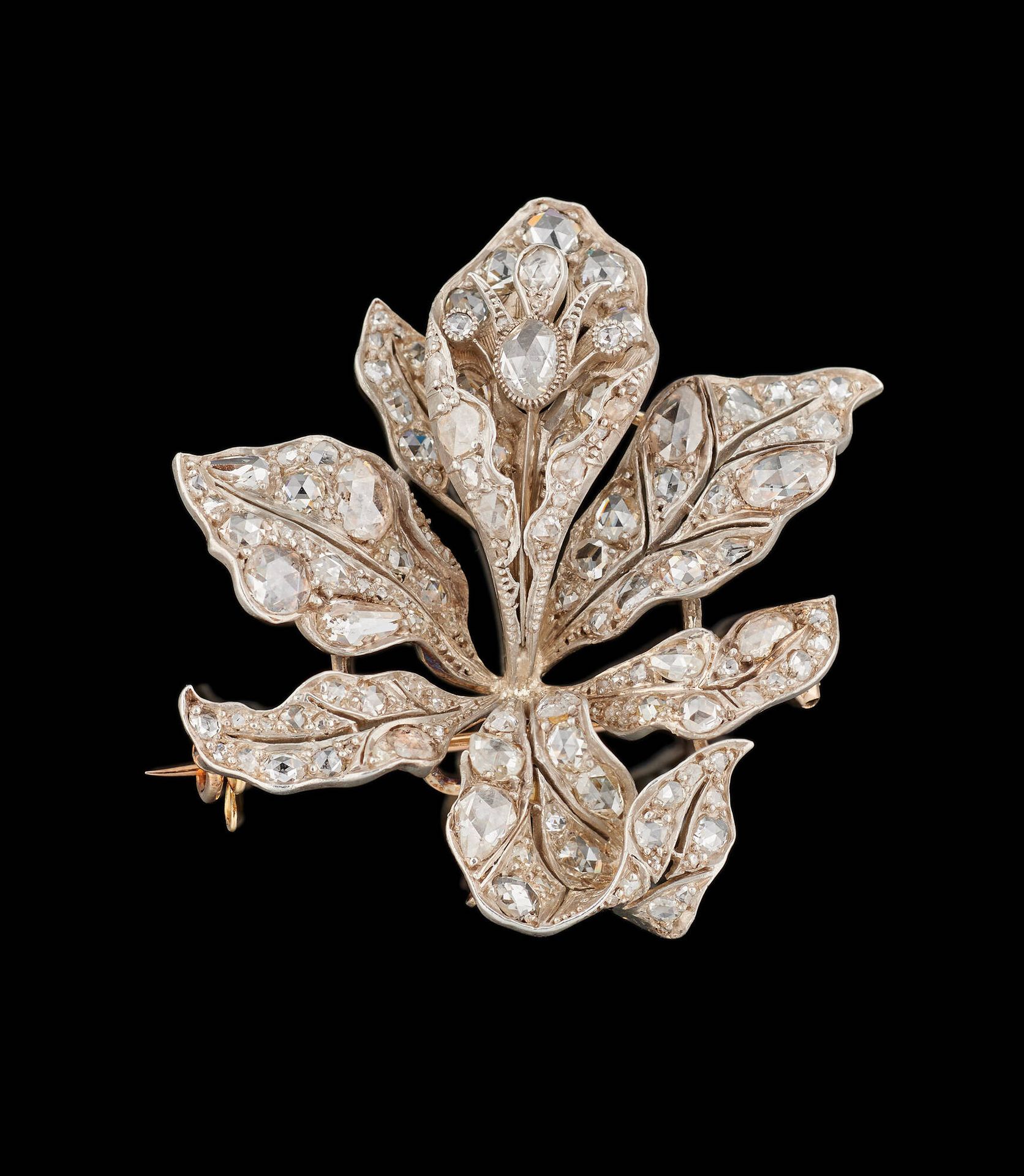 Travail fin 19e. Bijou: Broche en argent sur or (14 carats) au motif d'une fleur&hellip;