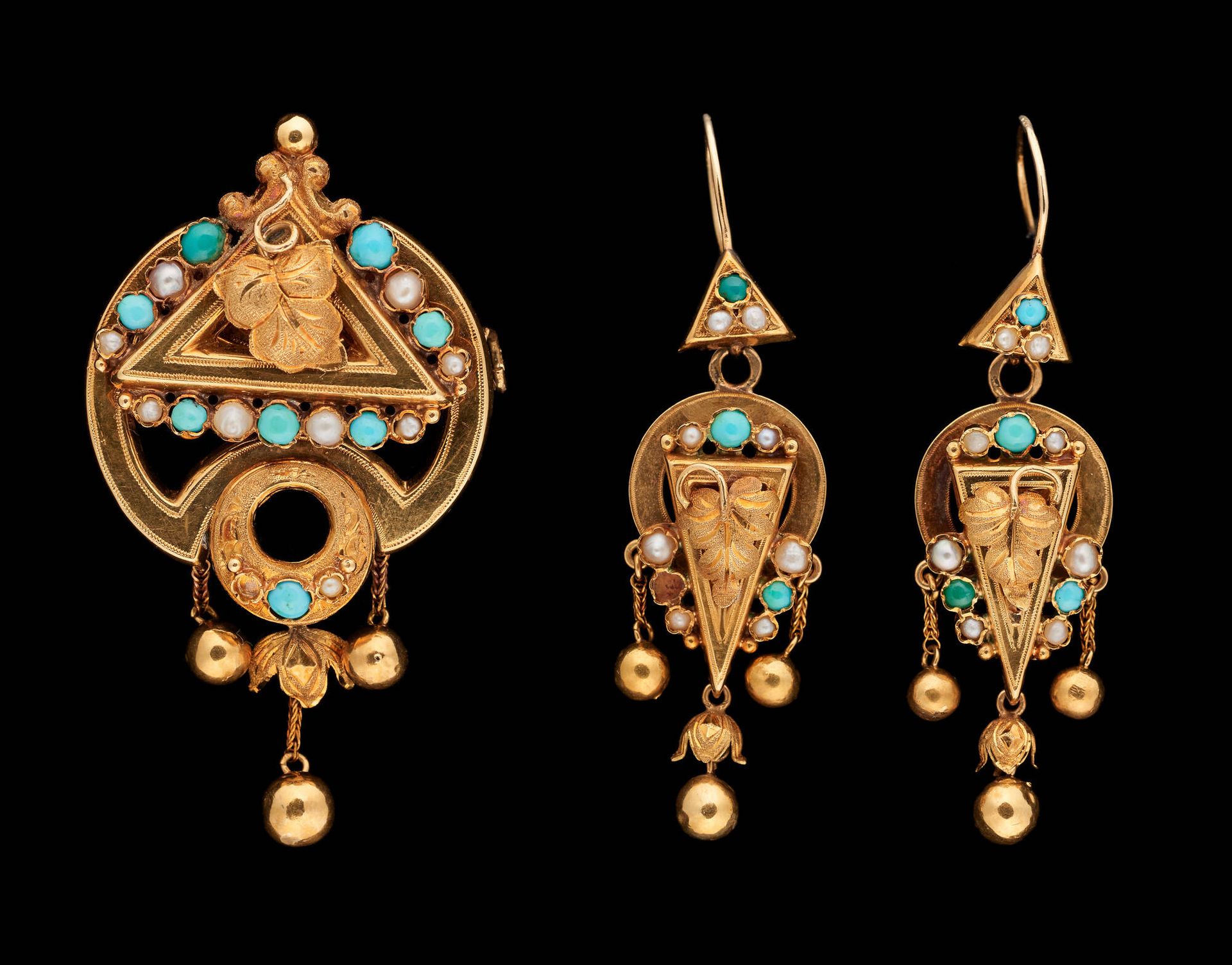Travail fin 19e 珠宝：一套由一对耳环和一枚胸针组成的黄金配绿松石和珍珠。