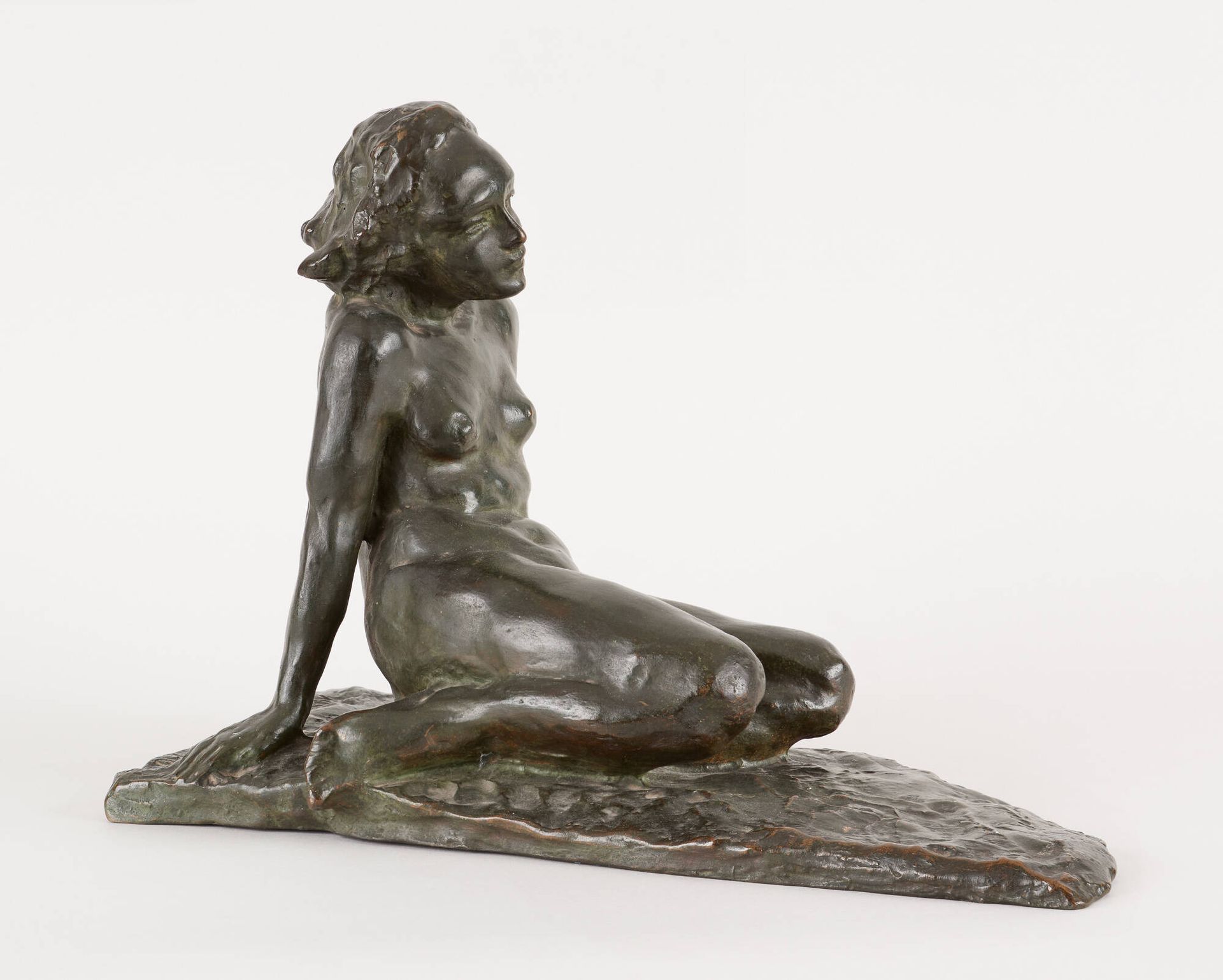 M. Gardon. Scultura in bronzo con patina verde sfumata: donna nuda in riva al ma&hellip;