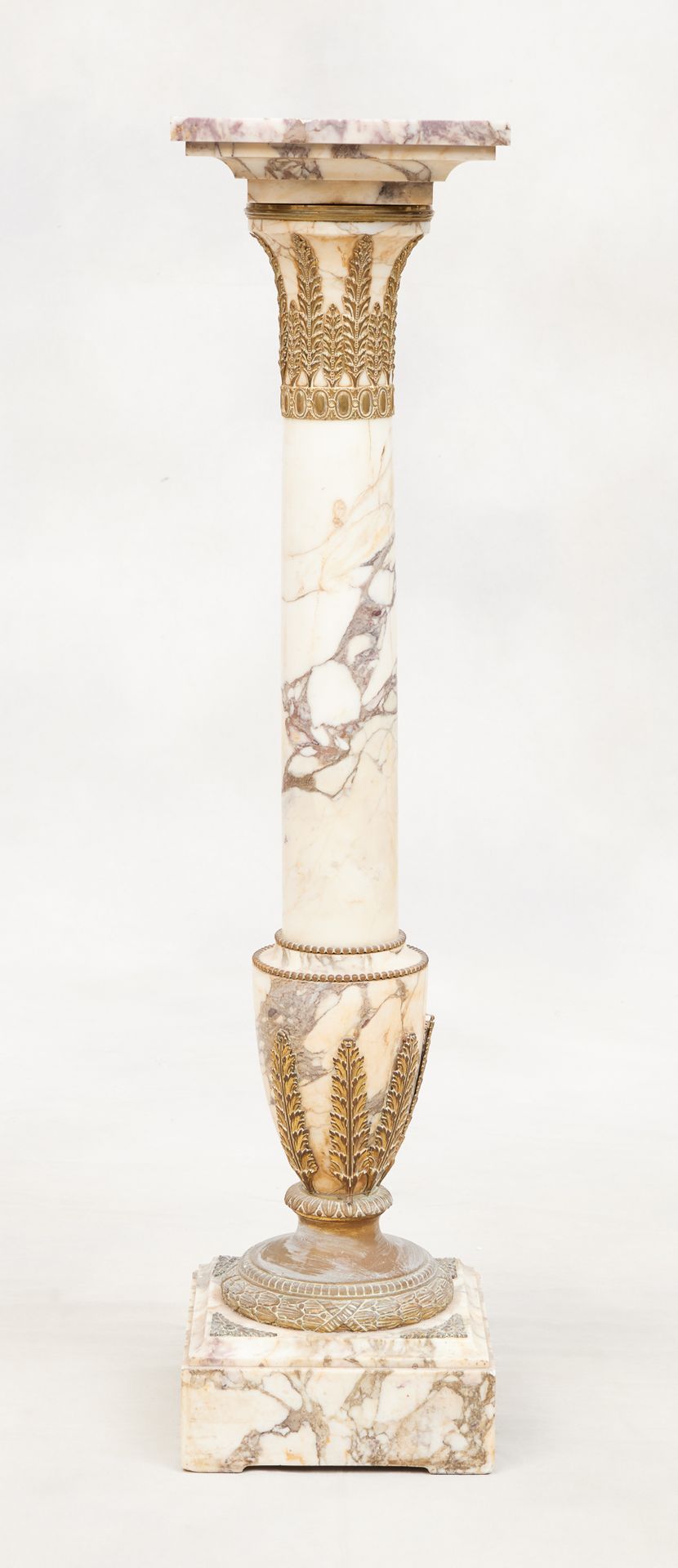 Circa 1900. Mobile: colonna in marmo con riflessi in bronzo dorato.
Altezza: 112&hellip;