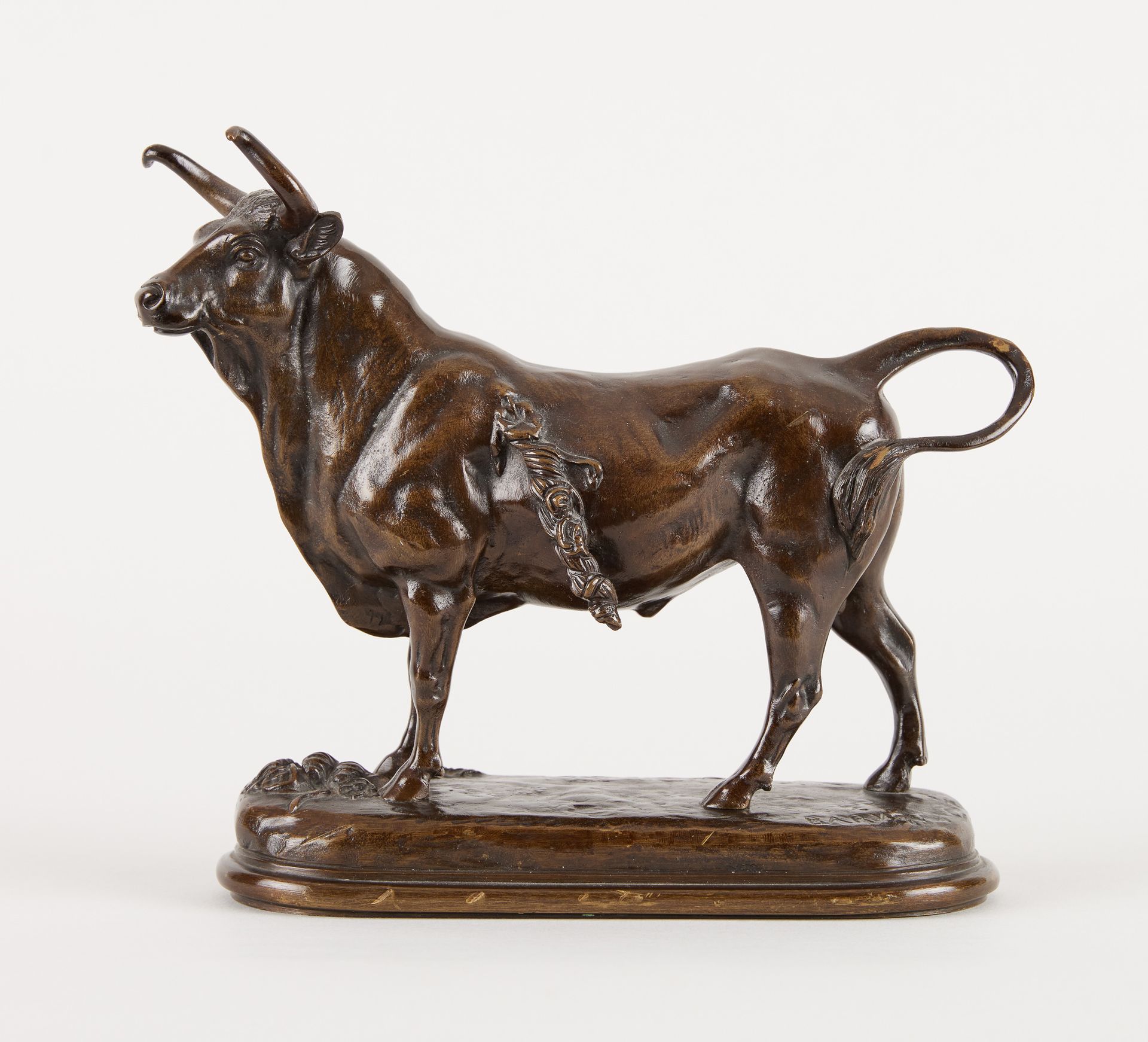 Alfred BARYE École française (1839-1882) 棕色古铜色的雕塑：带旗帜的公牛。
签名：巴耶。
尺寸：18厘米。