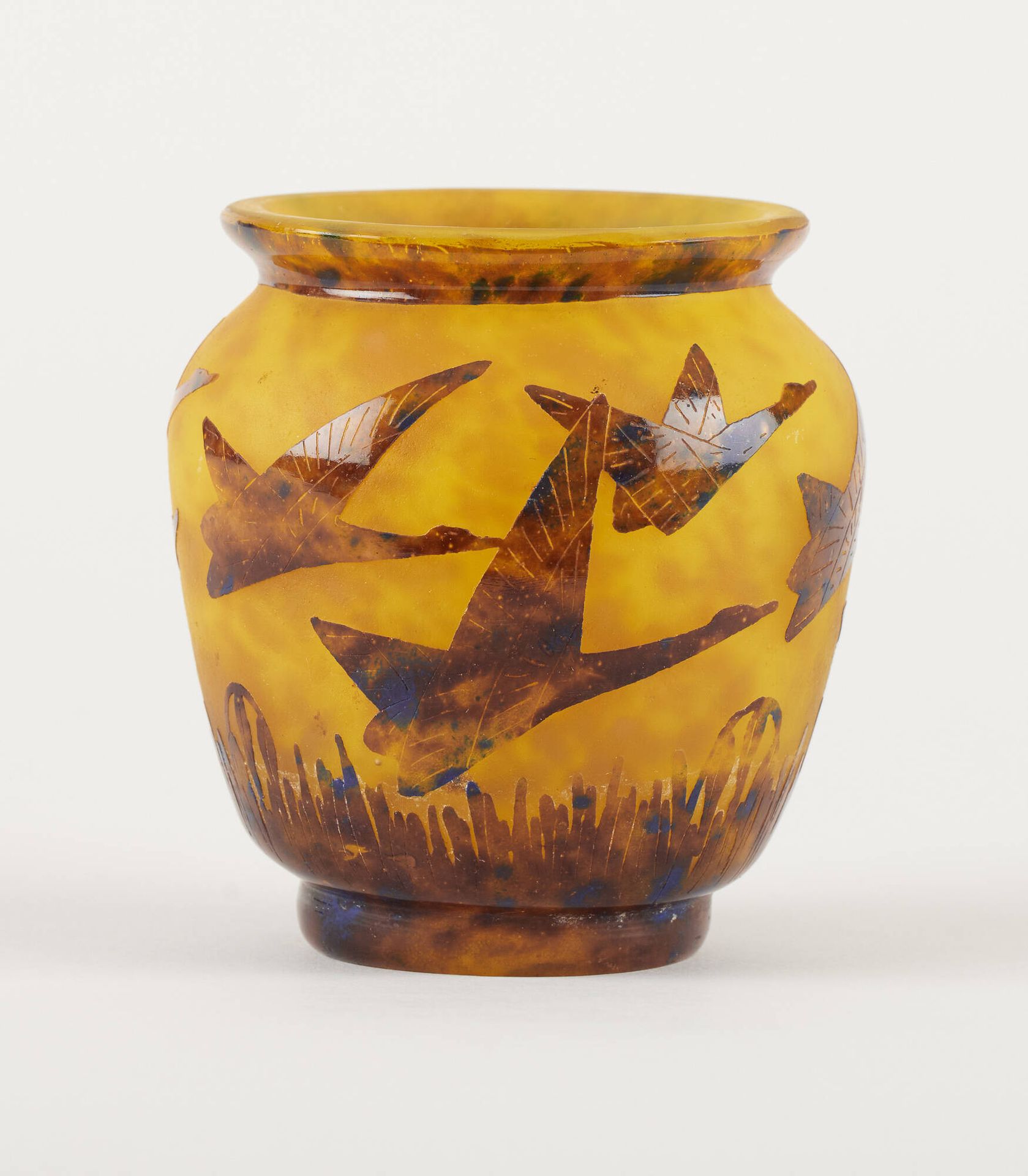 Le Verre Français. Glas: Vase aus gewölbtem Glas mit einem Dekor aus Entenflug, &hellip;