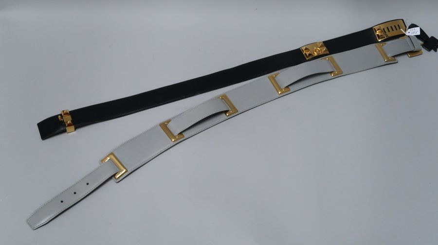 Null Une ceinture HERMES (70), modèle Médor, en cuir noir.

Joint, une ceinture &hellip;