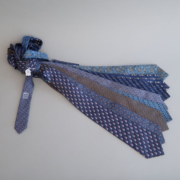 Null Huit cravates Hermès.

Principalement sur fond bleu.

(En l'état)