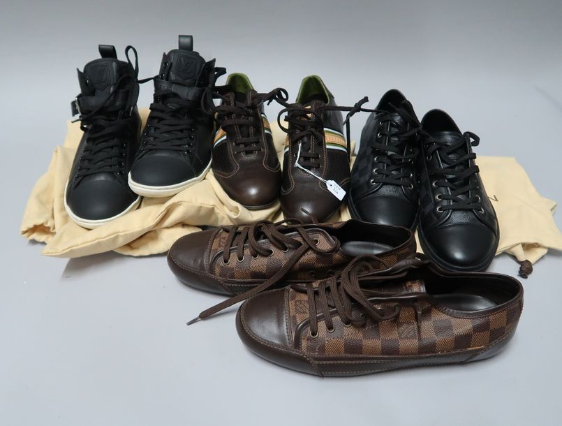 Null Quatre paires de chaussures de marque Louis VUITTON.

Taille 5.5 et 6