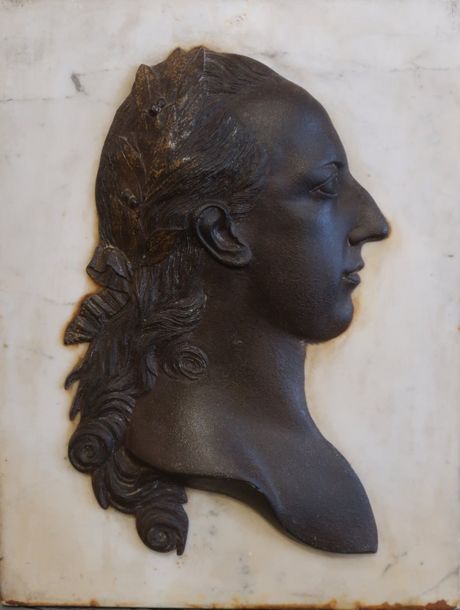 Null MÉDAILLON en fonte à patine brune figurant Louis XV de profil sur un fond e&hellip;