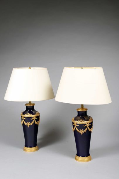 Null PAIRE DE LAMPES en porcelaine bleue de la manufacture de Sèvres, ornées de &hellip;
