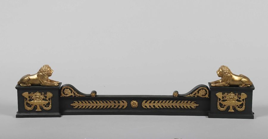 Null DEVANT DE FEU à galerie en bronze redoré et patine, les deux socles ornés d&hellip;