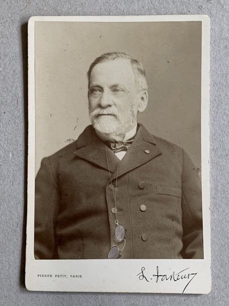 Null Six grandes cartes de visites dont le portrait de Louis Pasteur par Pierre &hellip;