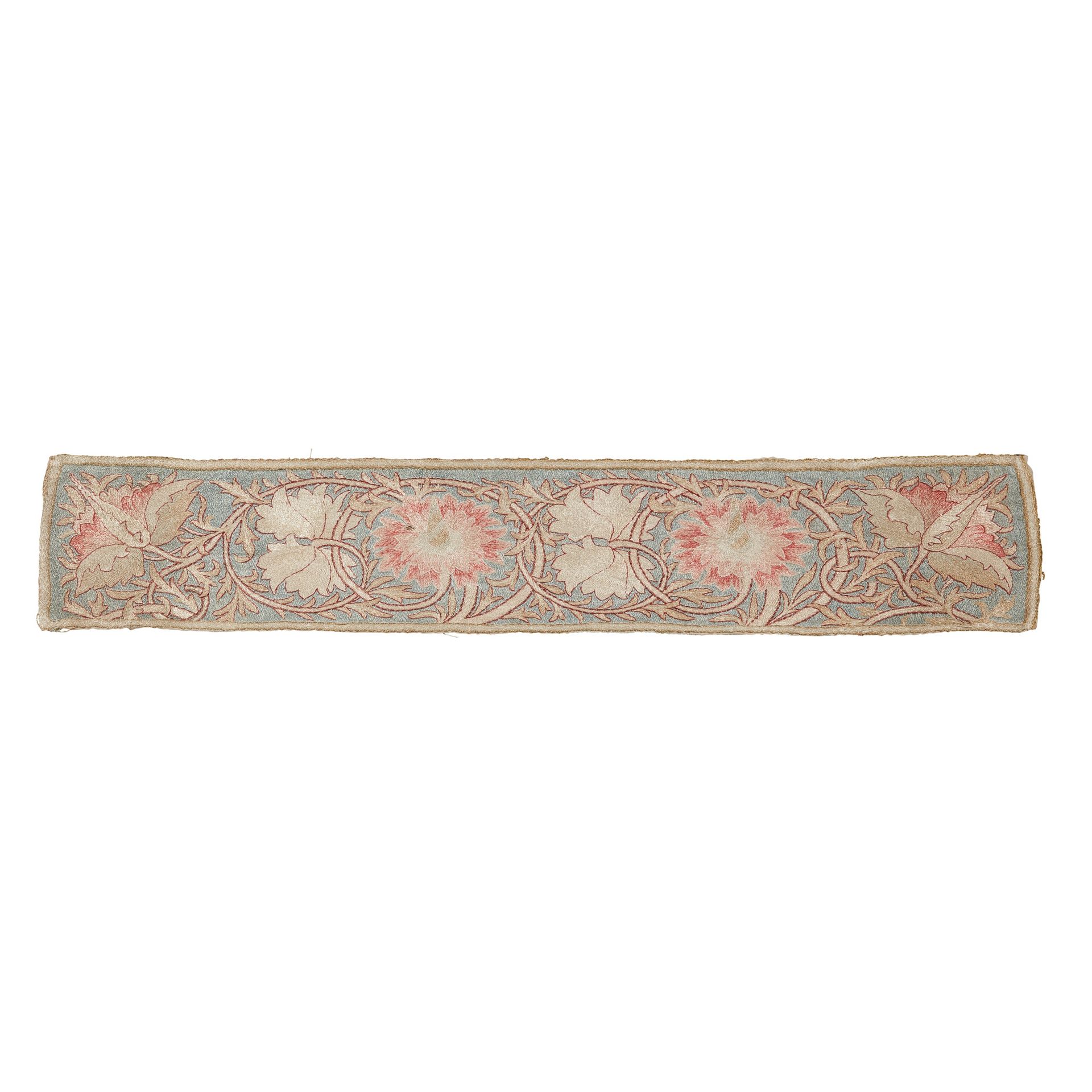 MORRIS & CO. ARTS & CRAFTS EMBROIDERED PANEL, CIRCA 1900 亚麻布地面上的彩色丝绸（尺寸：23.5cm x&hellip;