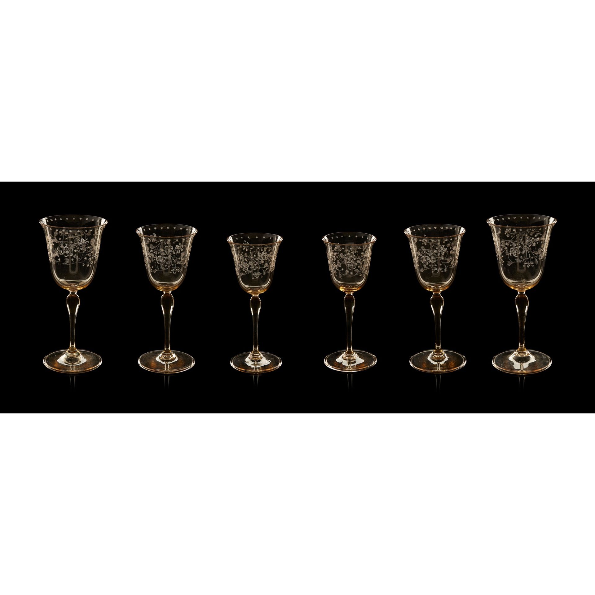 MANNER OF JAMES POWELL & SONS PART SUITE OF STEMMED DRINKING GLASSES 手工蚀刻的彩色玻璃，包&hellip;