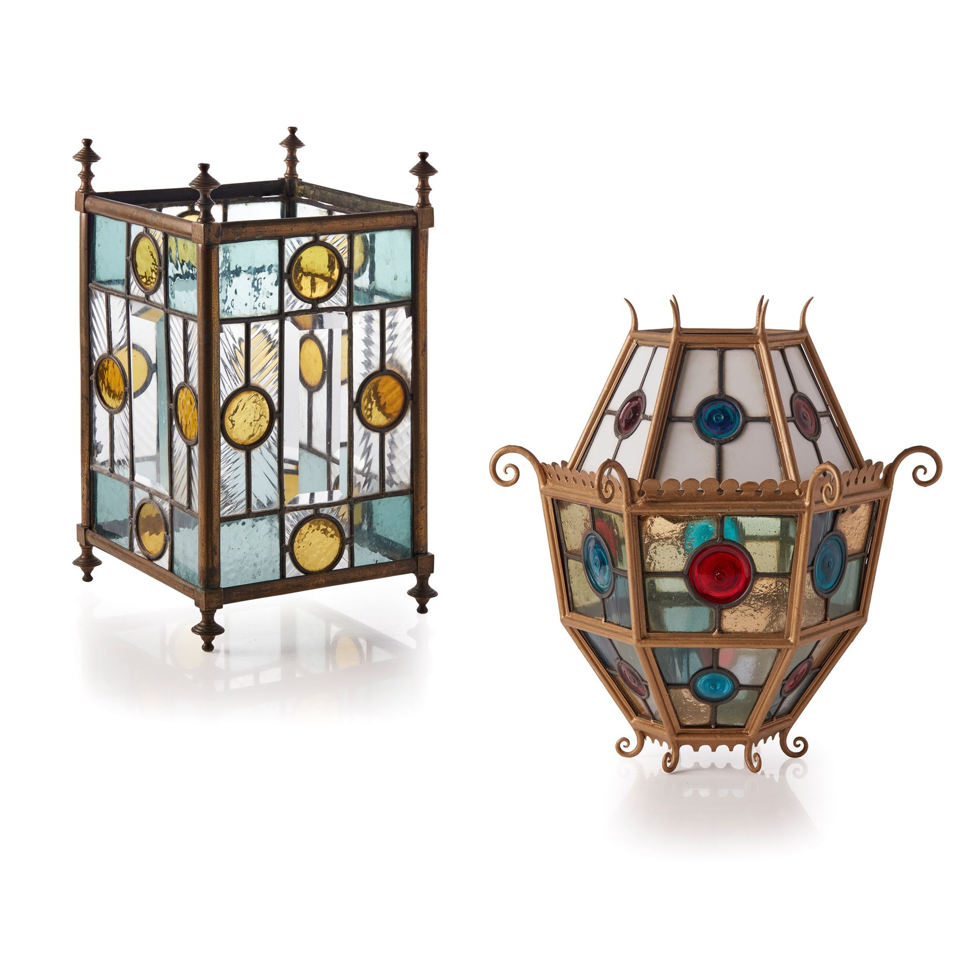 ENGLISH AESTHETIC MOVEMENT HALL LANTERN, CIRCA 1880 染色和铅制玻璃，黄铜框架，25厘米见方，43厘米高；连同&hellip;