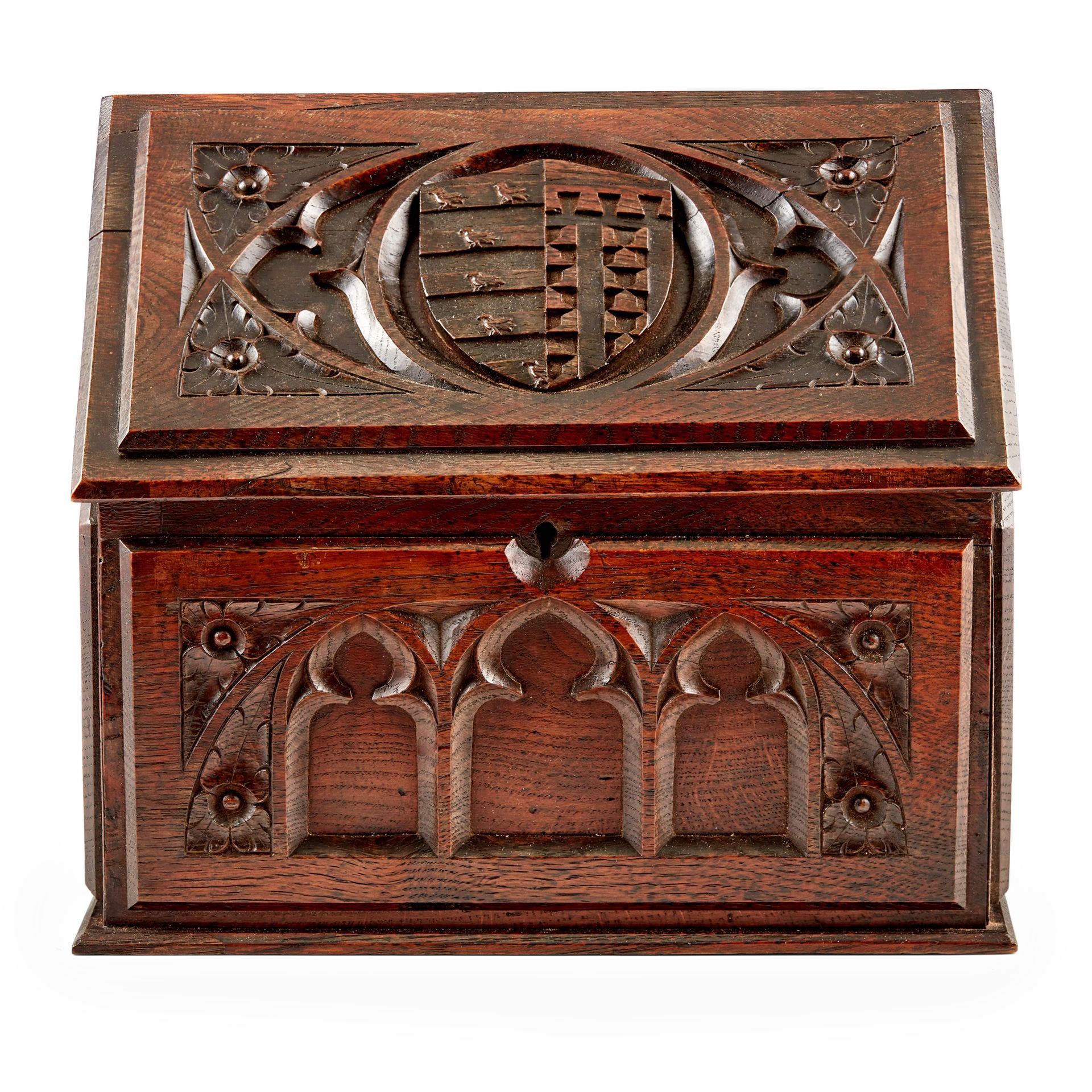 ENGLISH GOTHIC REVIVAL STATIONERY BOX, CIRCA 1890 roble teñido y tallado, inscri&hellip;