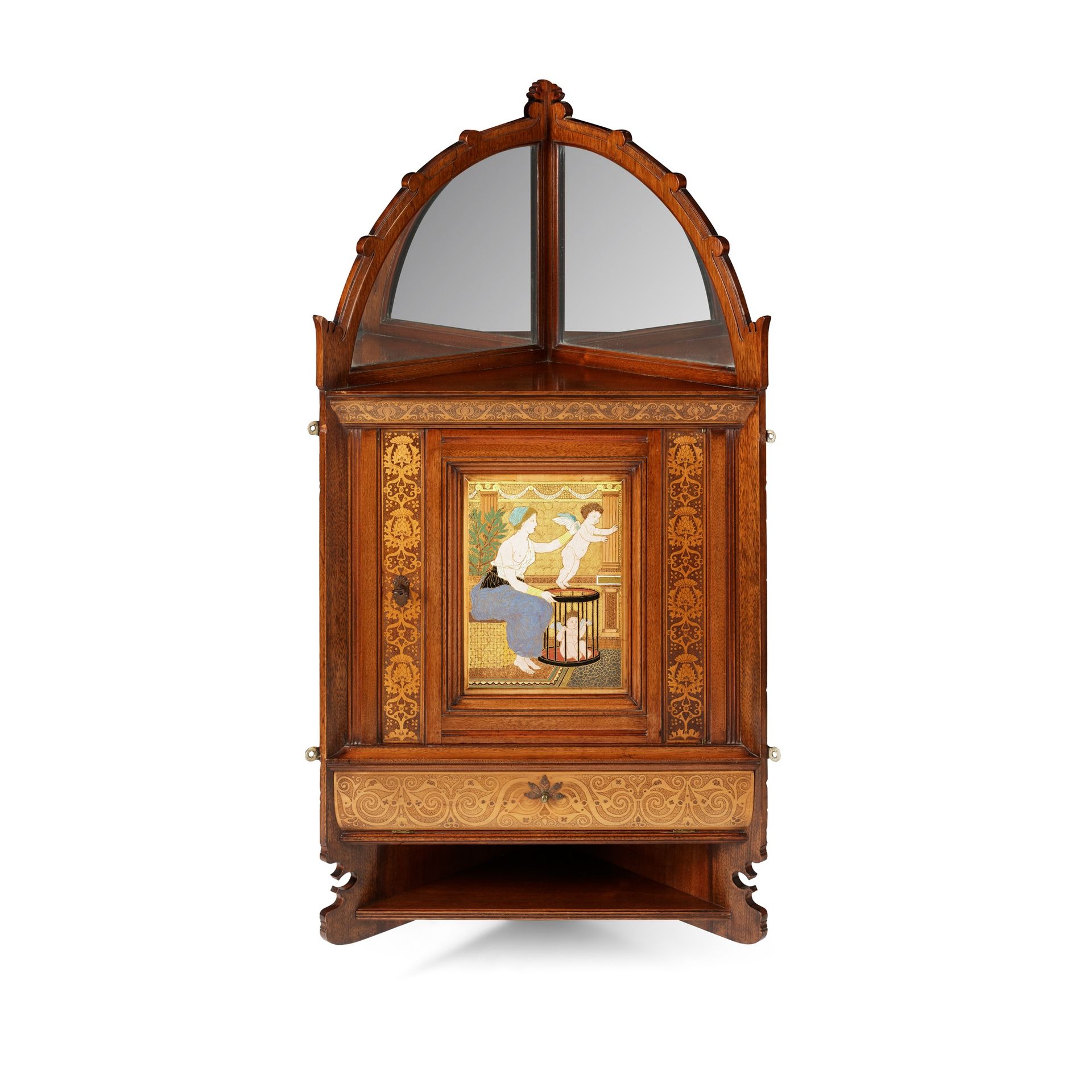 SCOTTISH CORNER CABINET, CIRCA 1900 橡木，有钢笔画，彩绘和镀金的面板，以及镜面板，纸质标签在背面，编号2/斜面橱柜/展览者。&hellip;