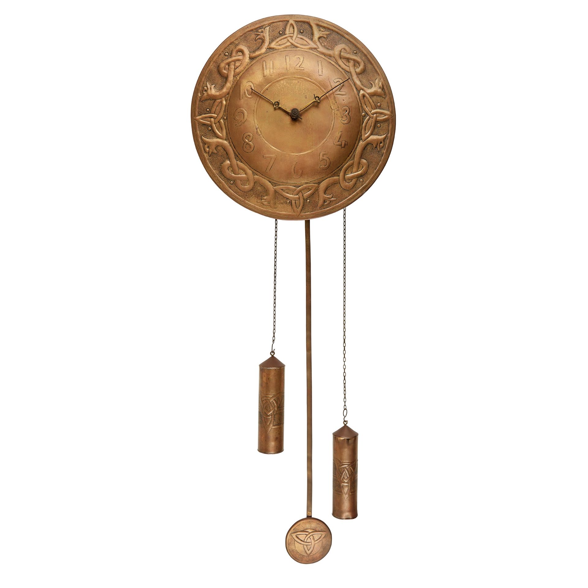 GLASGOW SCHOOL CELTIC REVIVAL WALL CLOCK, CIRCA 1900 布鲁斯装饰的黄铜，带有装饰的砝码和钟摆（尺寸：表盘直径&hellip;