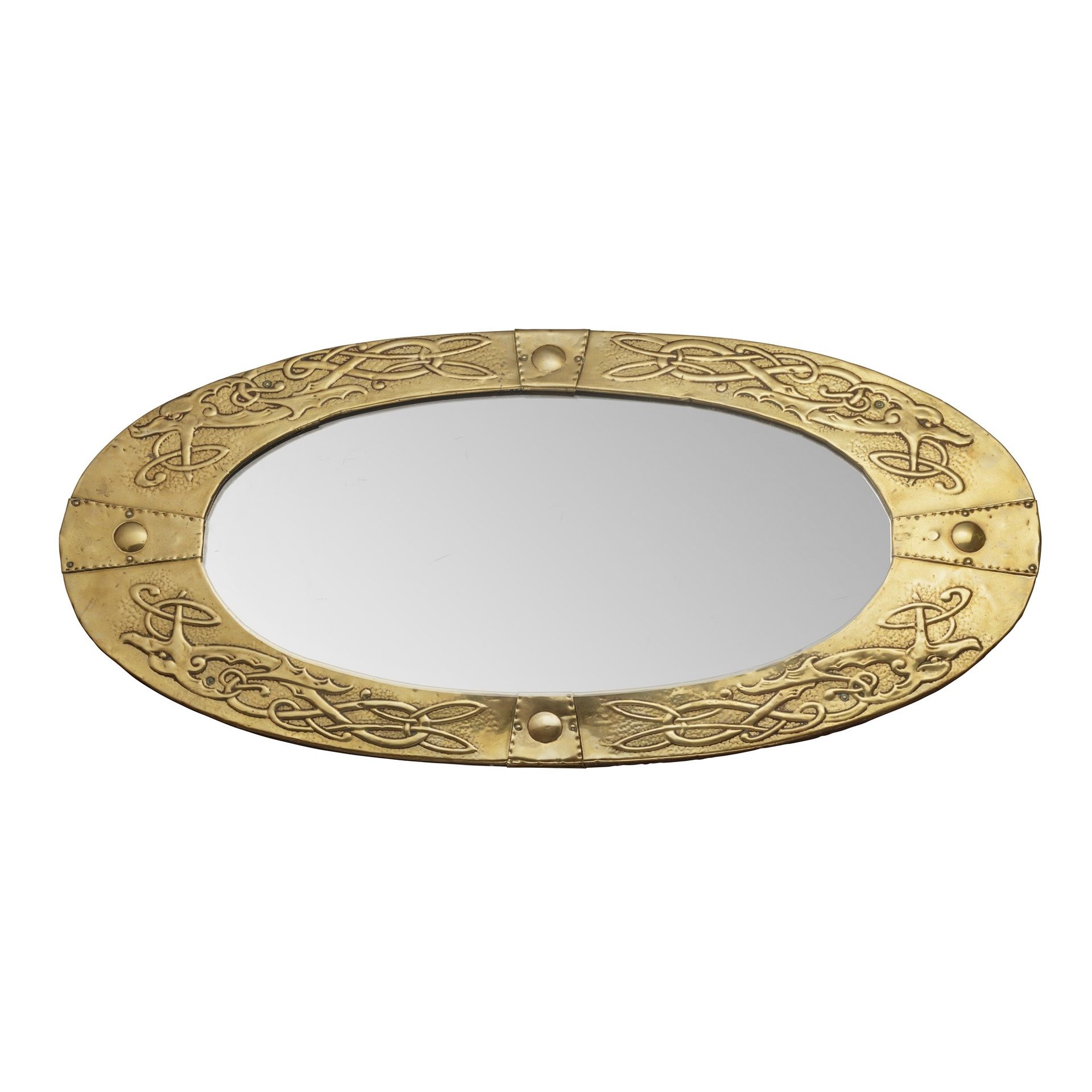 GLASGOW SCHOOL CELTIC REVIVAL WALL MIRROR, CIRCA 1900 布鲁斯装饰的黄铜，带镜面板（尺寸：35cm x 70&hellip;