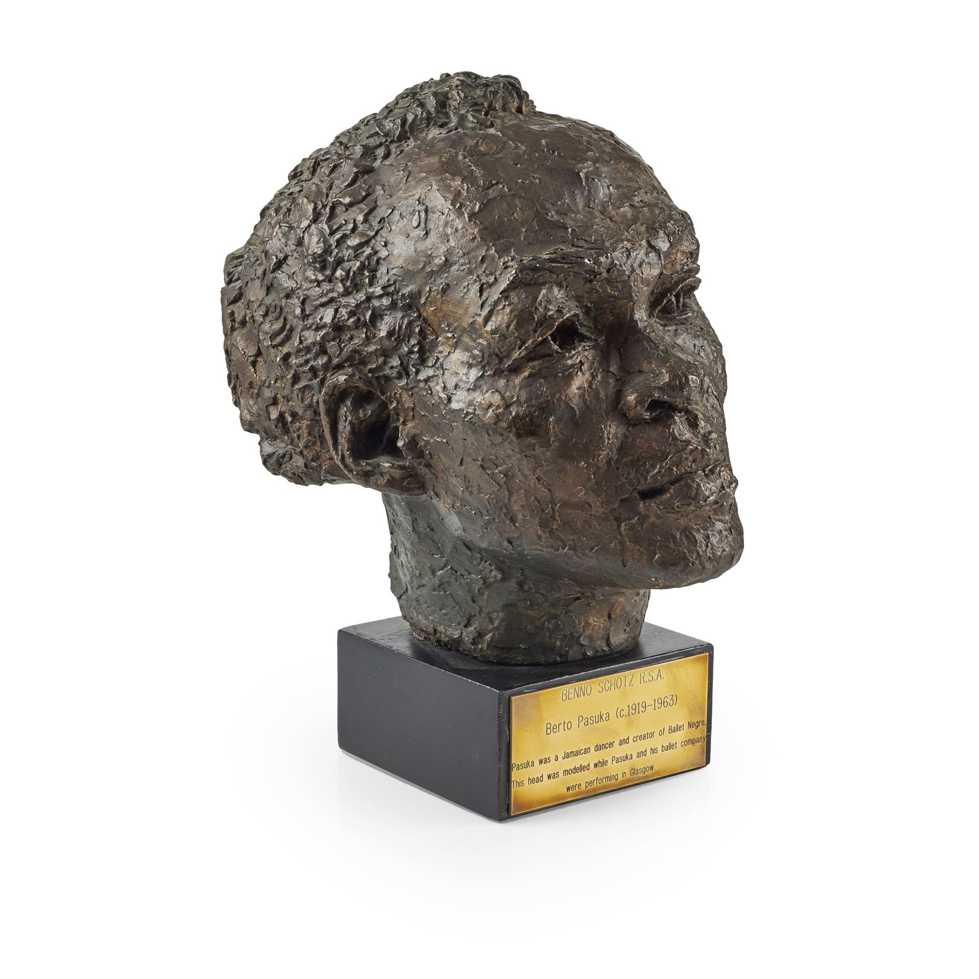 § BENNO SCHOTZ (1891-1984) BUST OF BERTO PASUKA plâtre patiné, reposant sur un s&hellip;