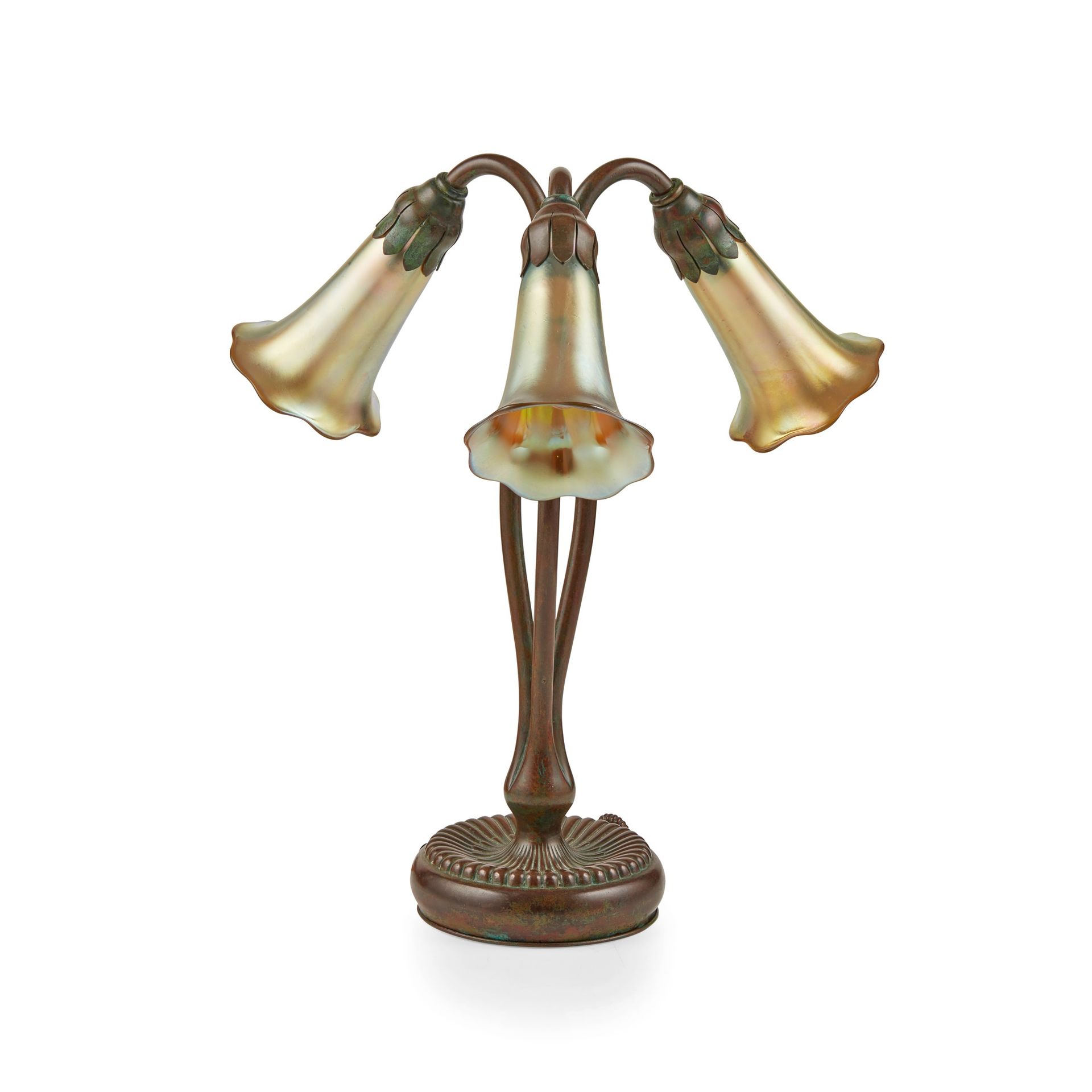 TIFFANY STUDIOS, NEW YORK THREE-LIGHT ‘LILY’ TABLE LAMP, CIRCA 1910 bronce patin&hellip;